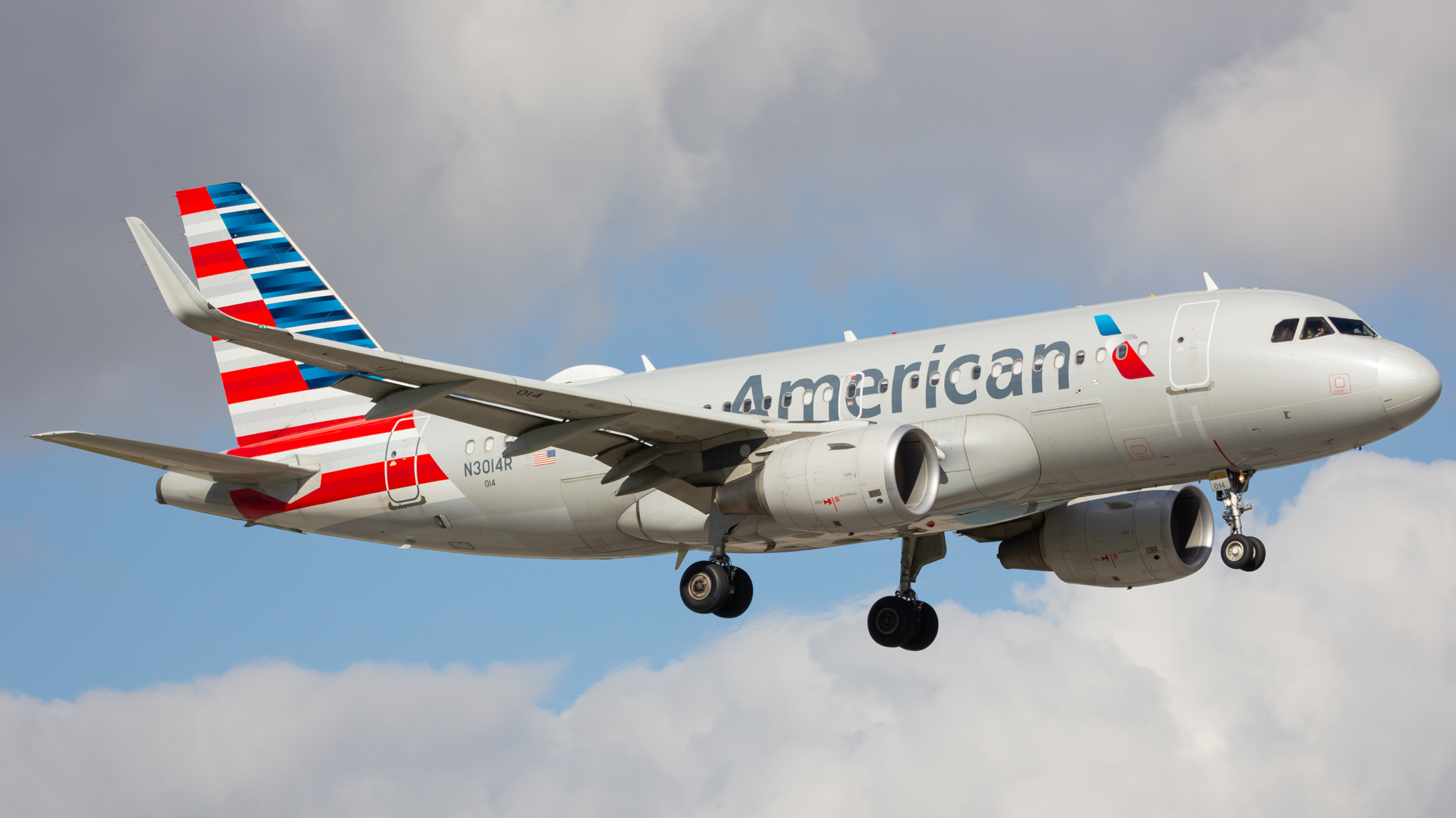 Full size: American Airlines Airbus A319 N3014R at Miami International Airport