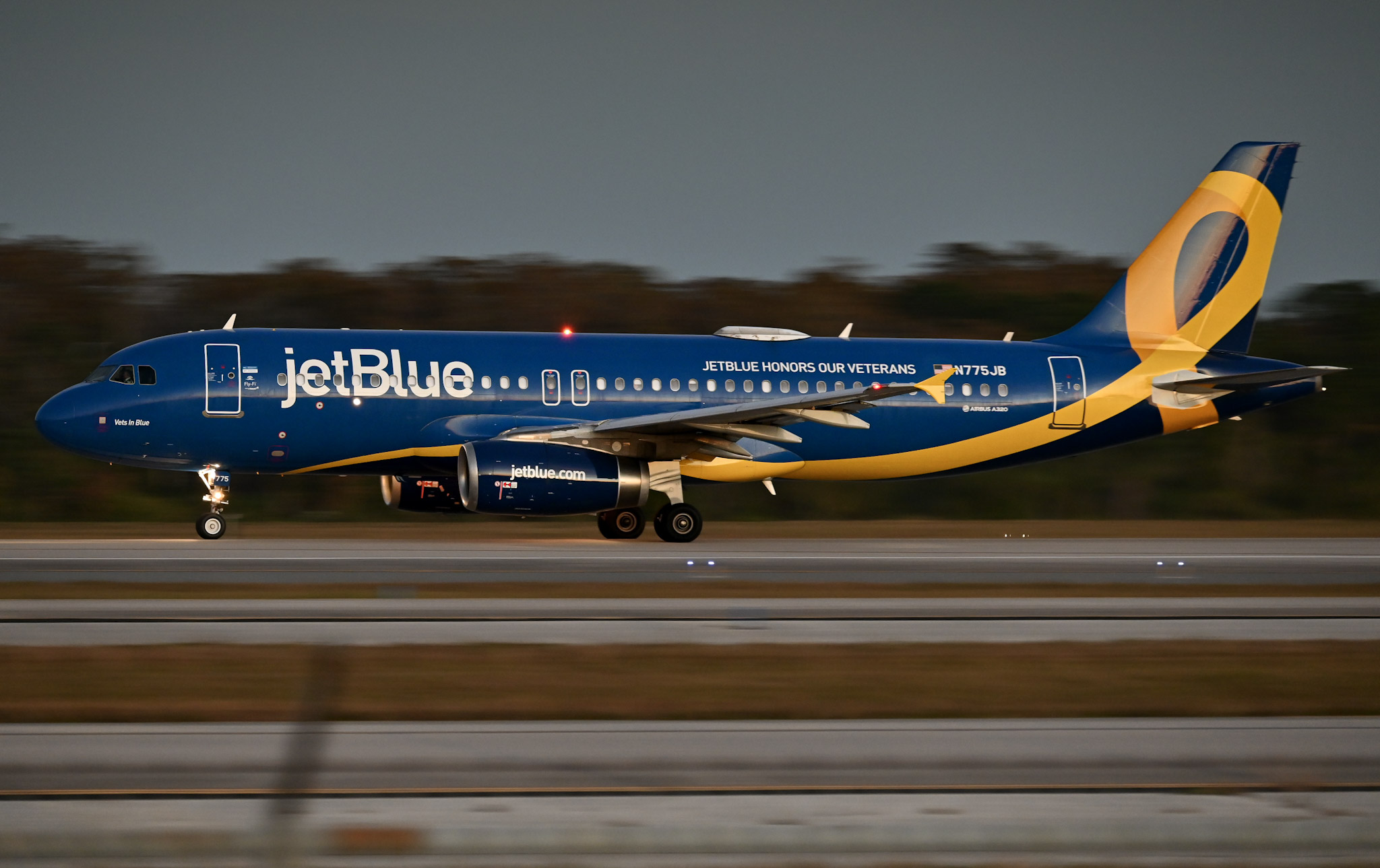 Full size: JetBlue Airways Airbus A320 N775JB at Orlando International Airport