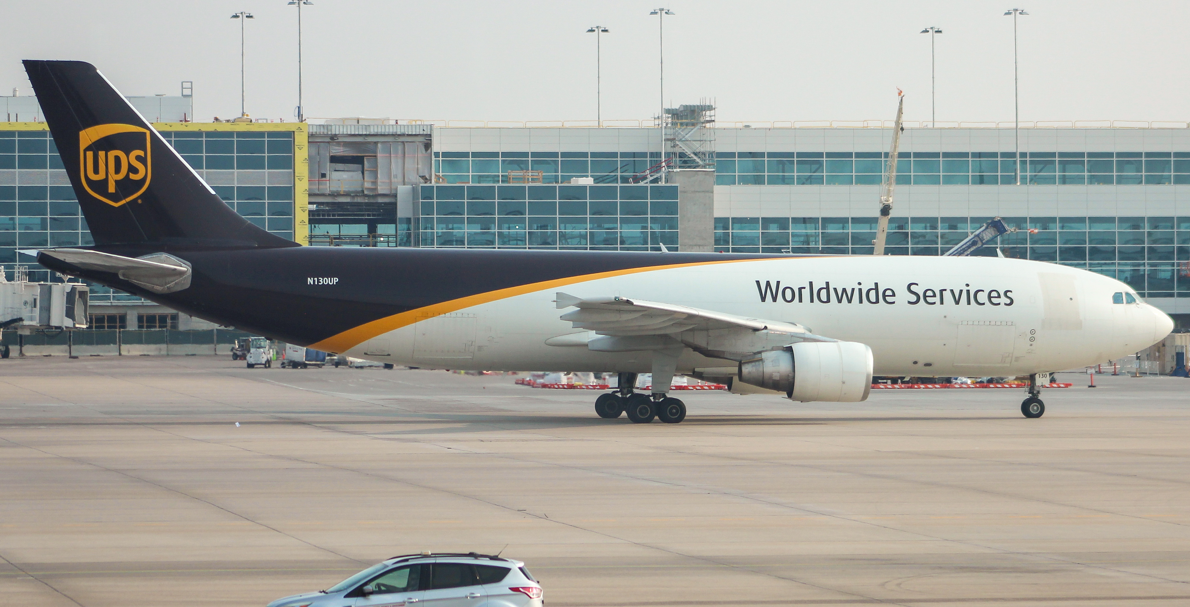 Full size: United Parcel Service Airbus A300F-600 N130UP at Denver International Airport