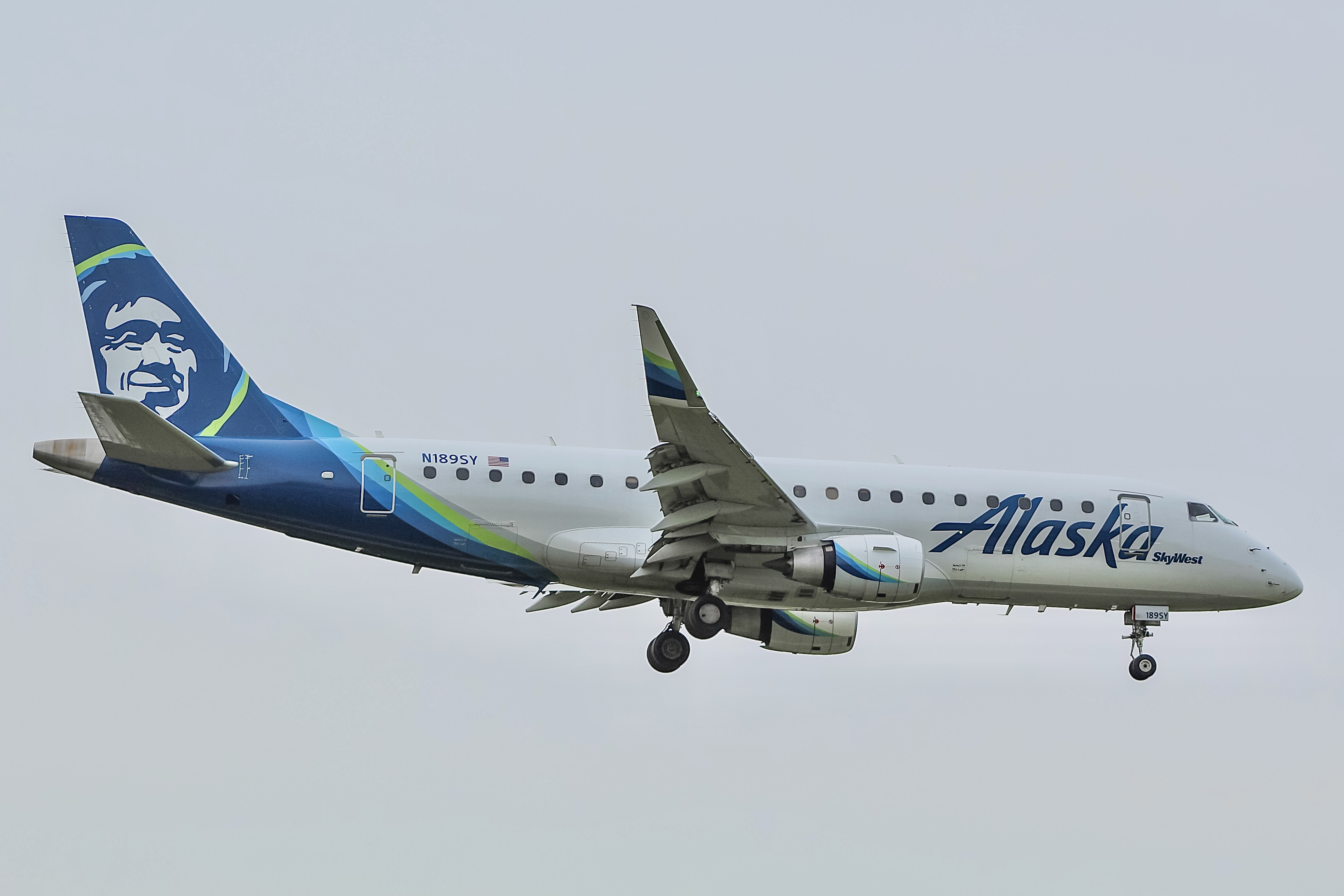 Full size: Alaska Airlines Embraer E175 N189SY at General Mitchell International Airport
