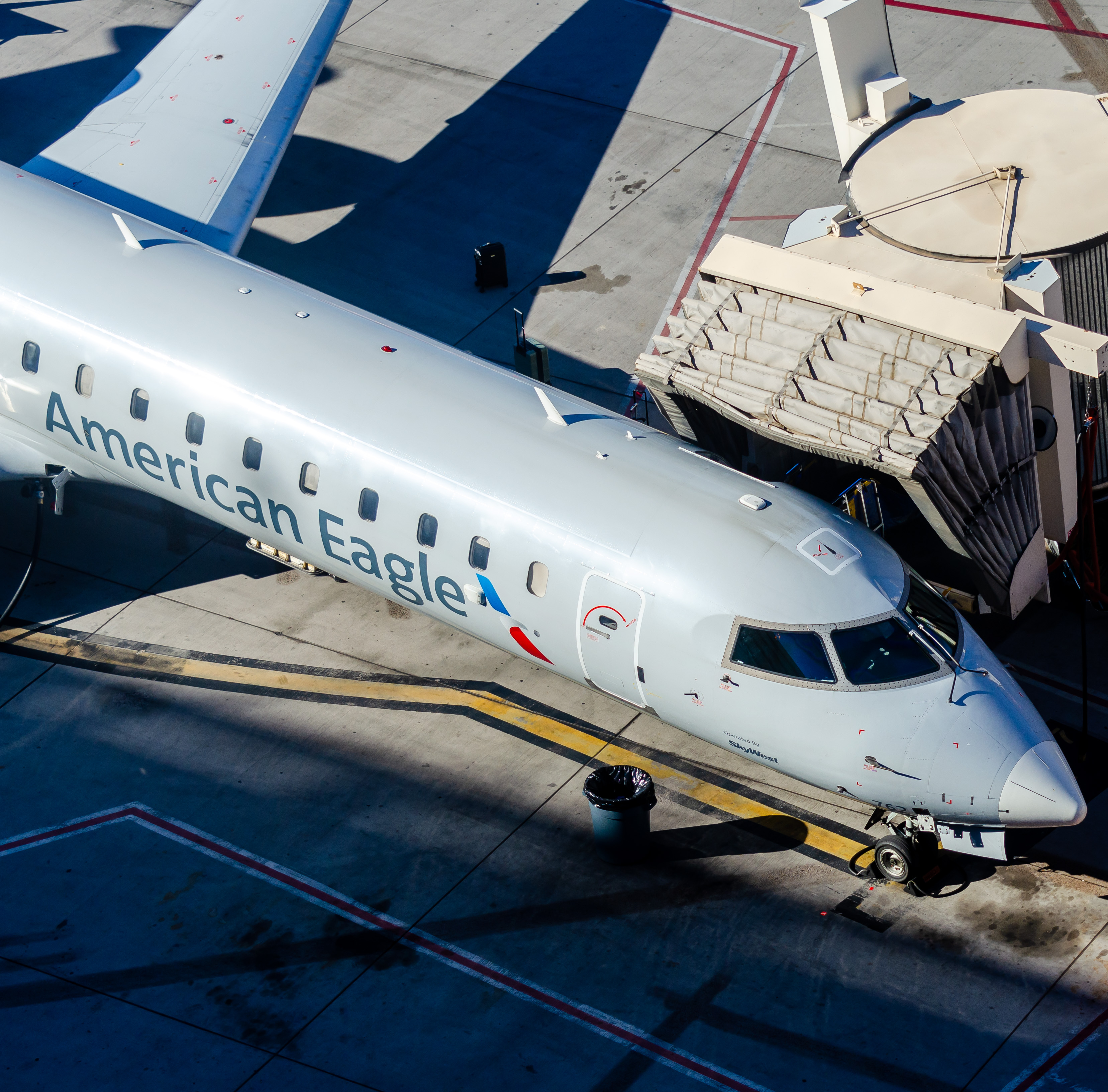 Full size: American Eagle Mitsubishi CRJ-700 N762SK at Phoenix Sky Harbor International Airport