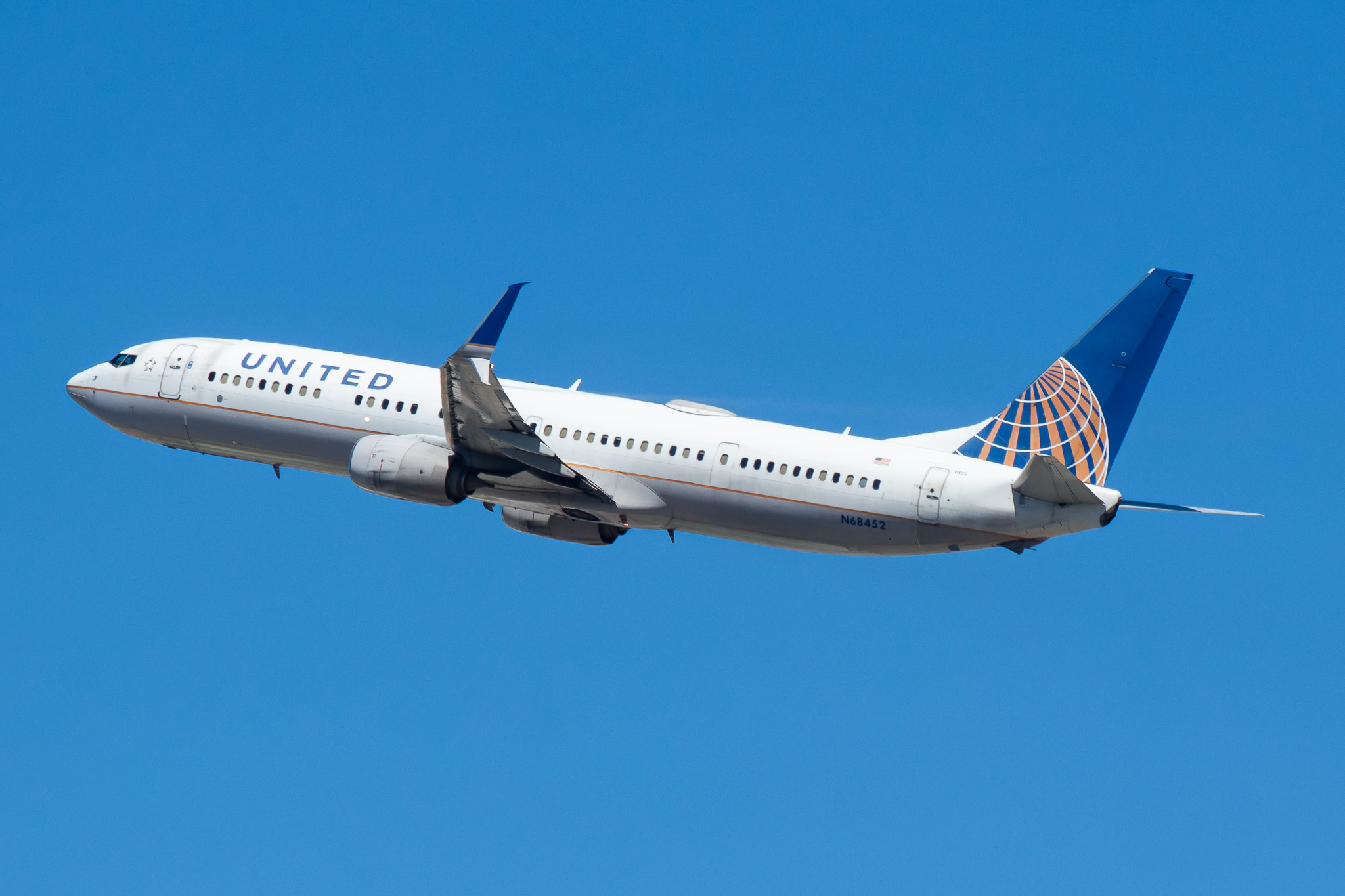 Full size: United Airlines Boeing 737-900ER N68452 at Los Angeles International Airport