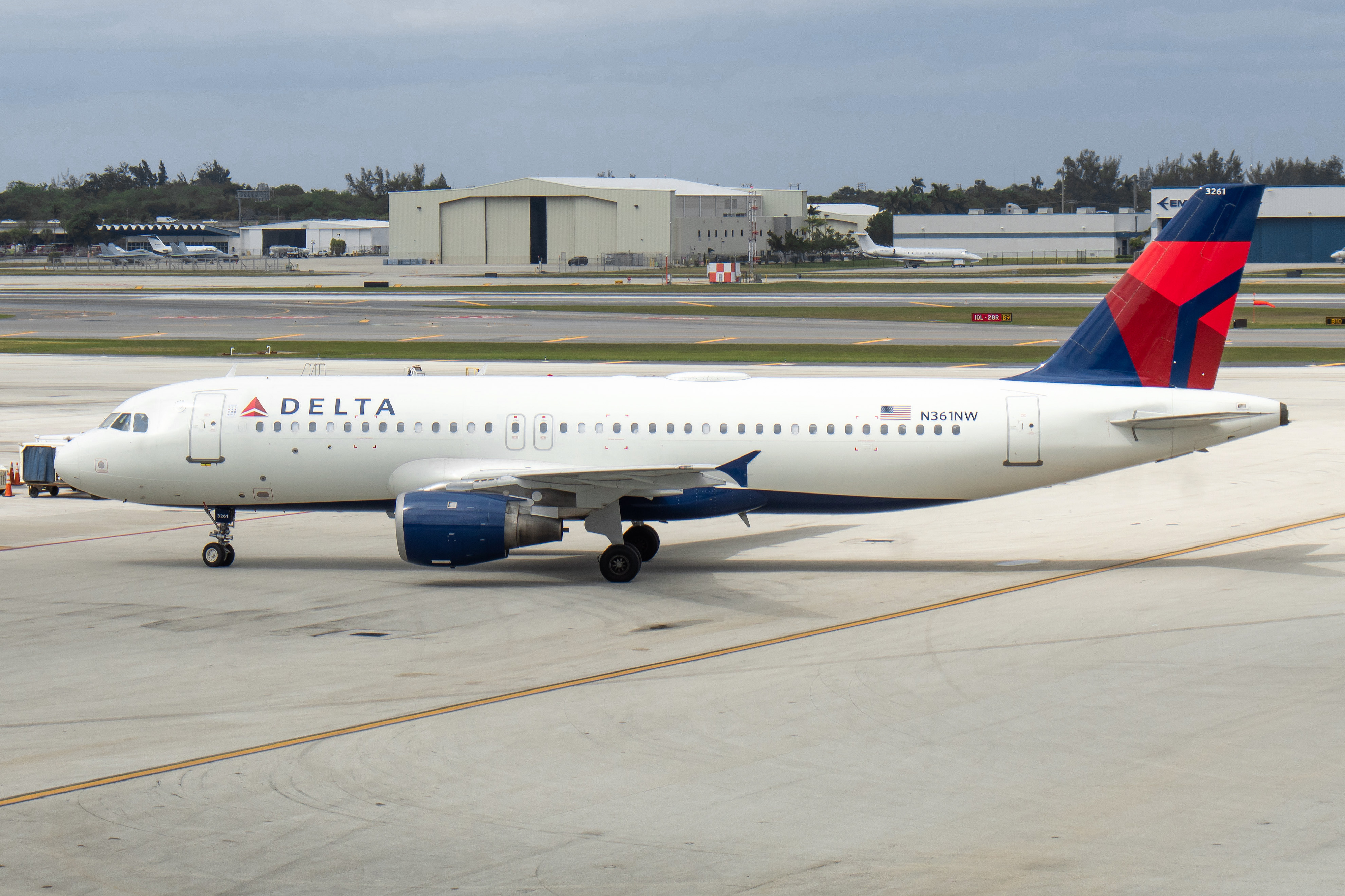 Full size: Delta Airlines Airbus A320-212 N361NW at Fort Lauderdale/Hollywood International Airport