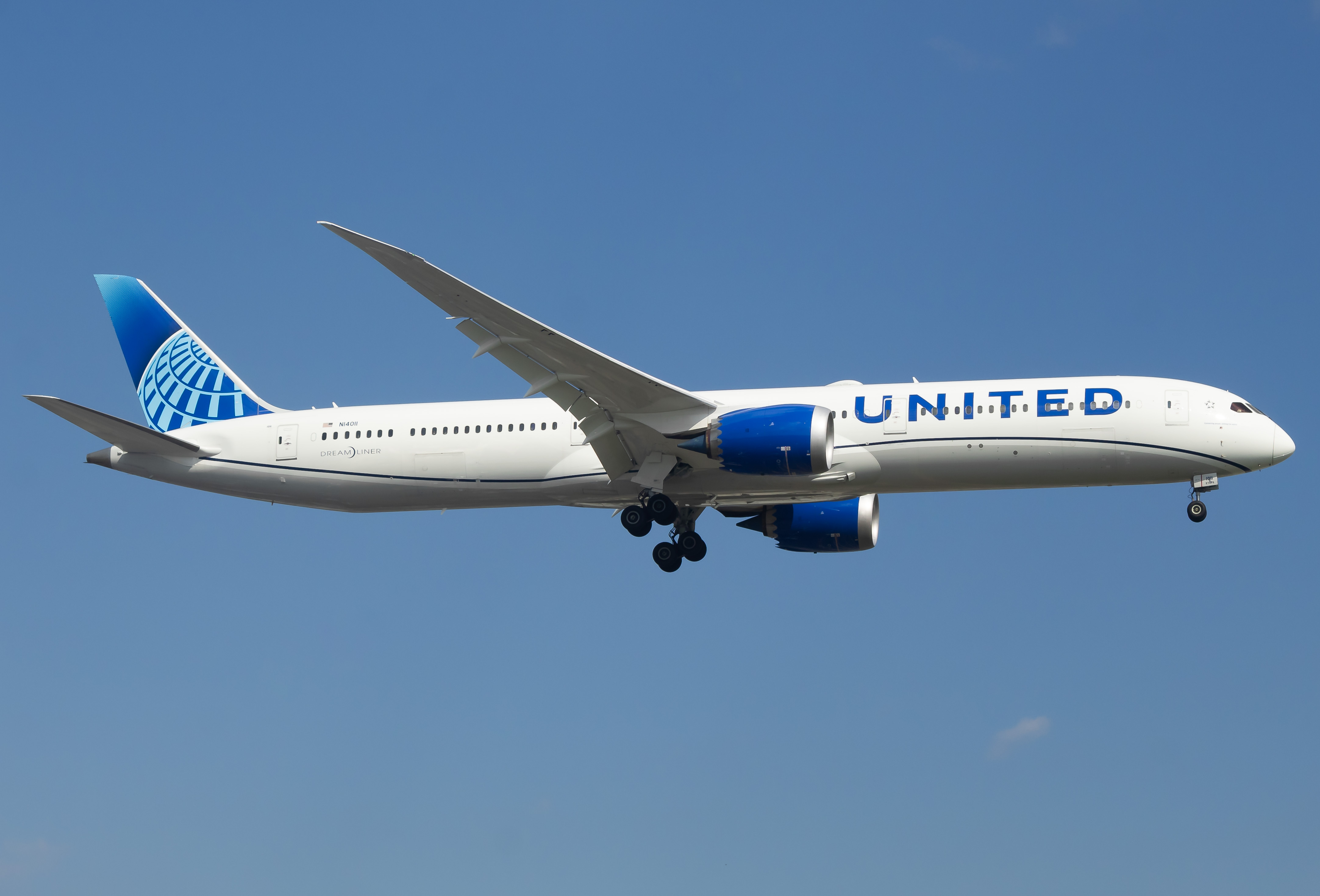 Full size: United Airlines Boeing 787-10 N14011 at Newark Liberty International Airport