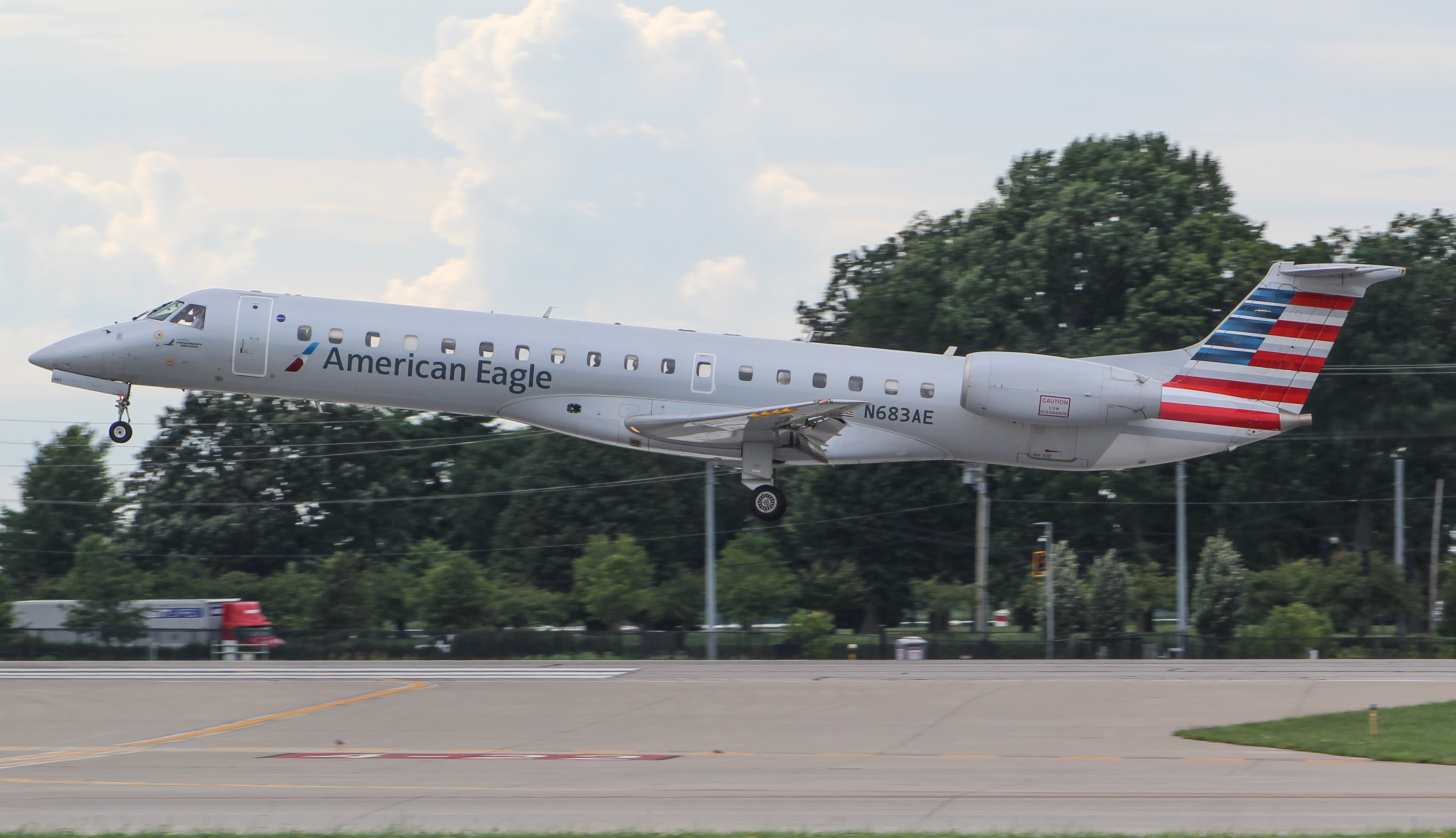 Full size: American Eagle Embraer ERJ145 N683AE at Blue Grass Airport