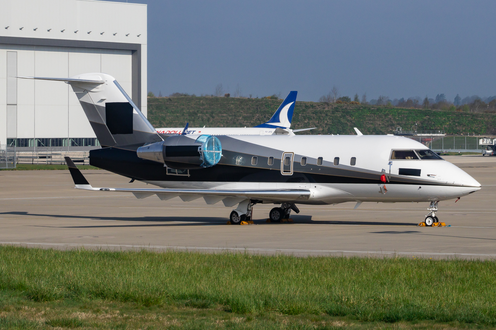 Full size: PRIVATE Bombardier CL-600-2B16 N999PX at London Gatwick Airport