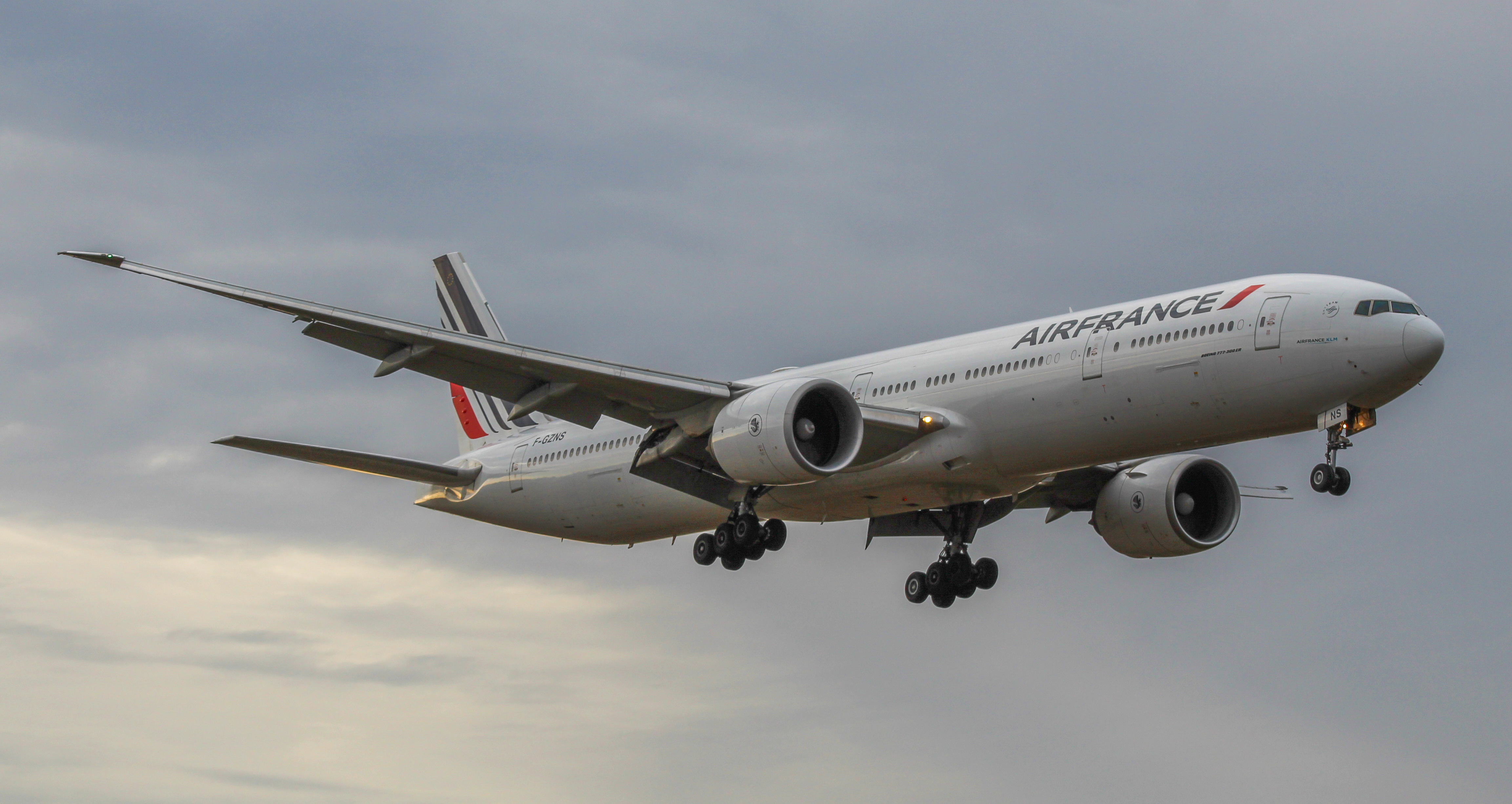 Full size: Air France Boeing 777-300ER F-GZNS at Lester B Pearson International Airport