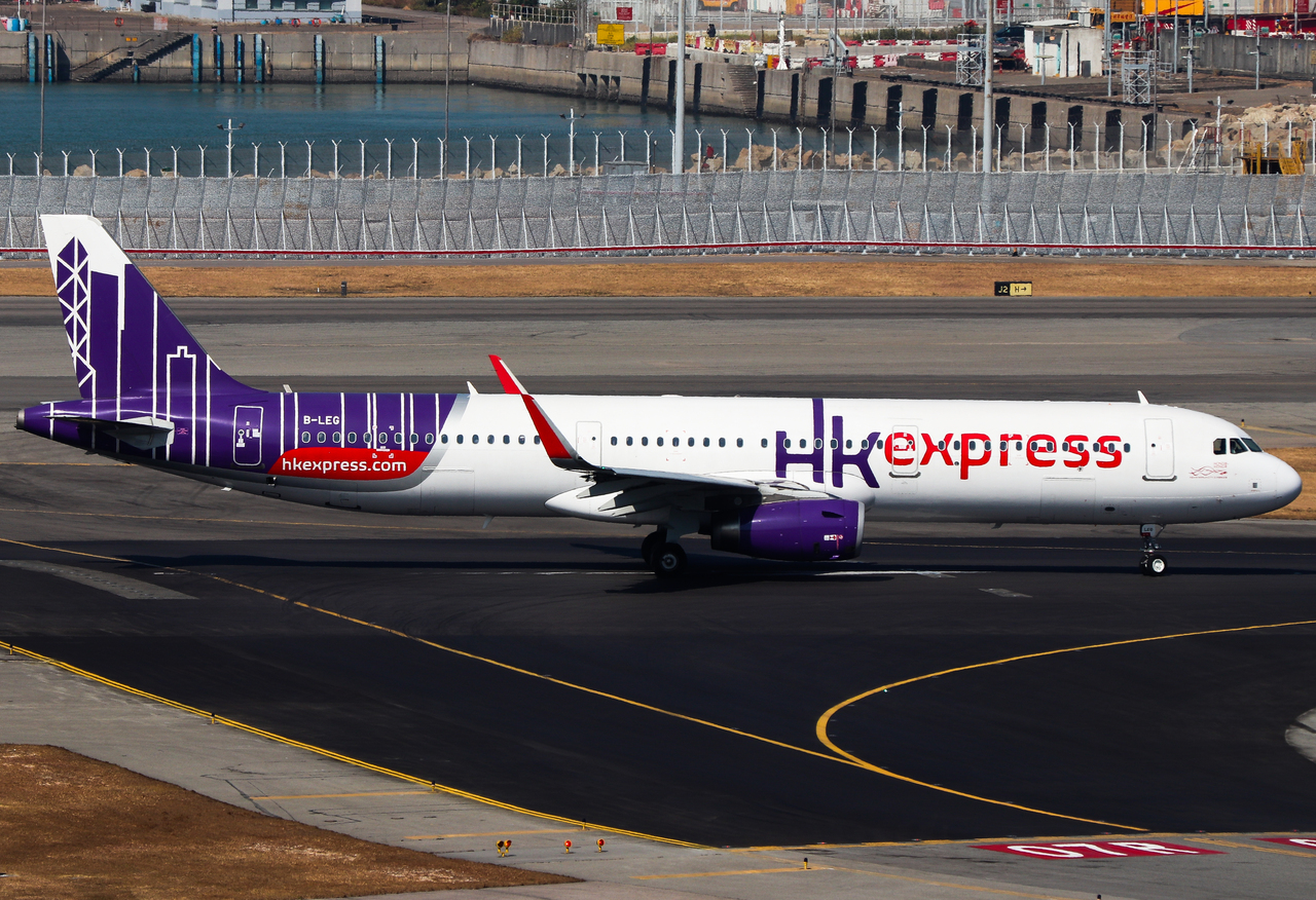 Full size: Hong Kong Express Airbus A321-200 B-LEG at Hong Kong International Airport