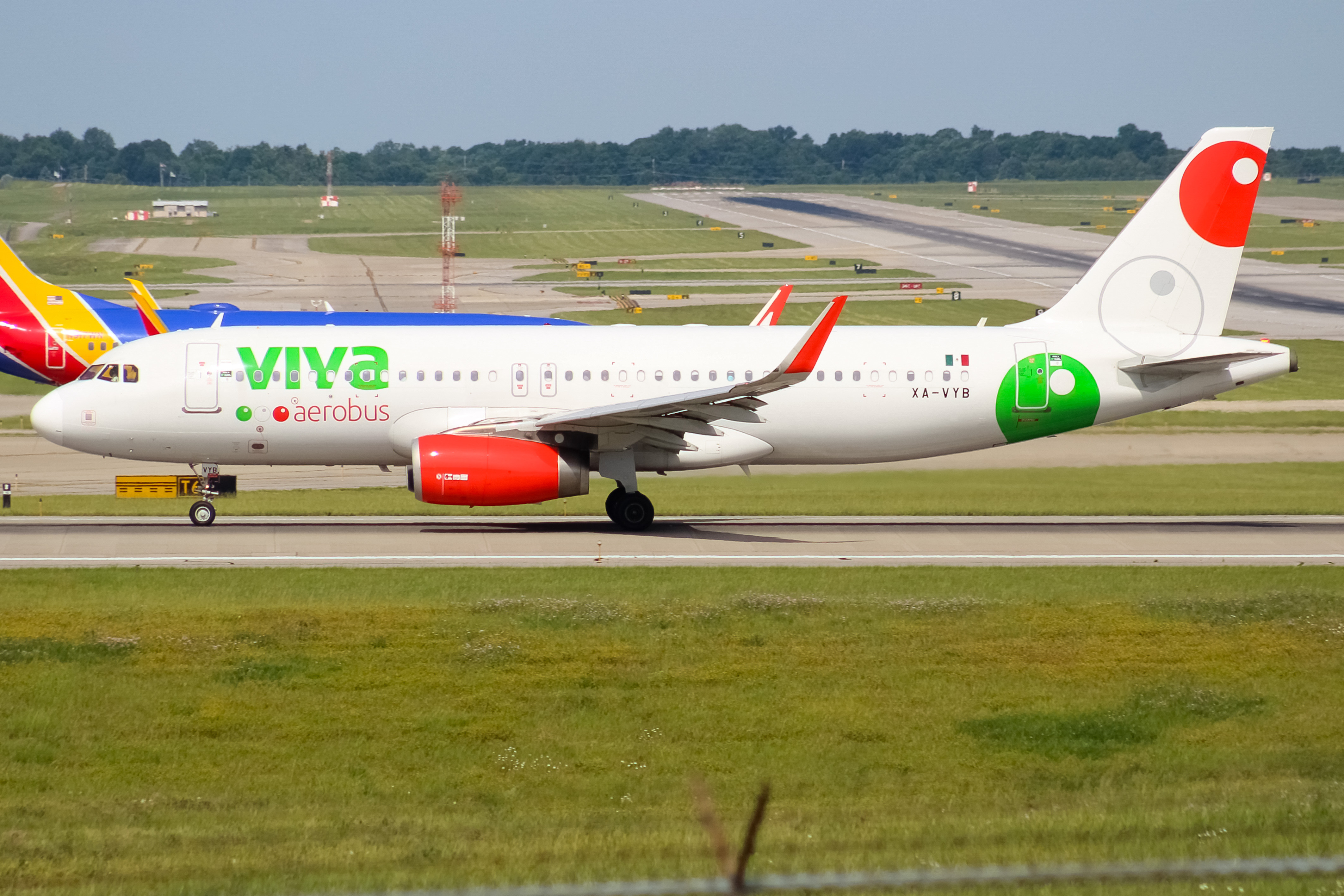 Full size: VivaAerobus Airbus A320 XA-VYB at Cincinnati/Northern Kentucky International Airport