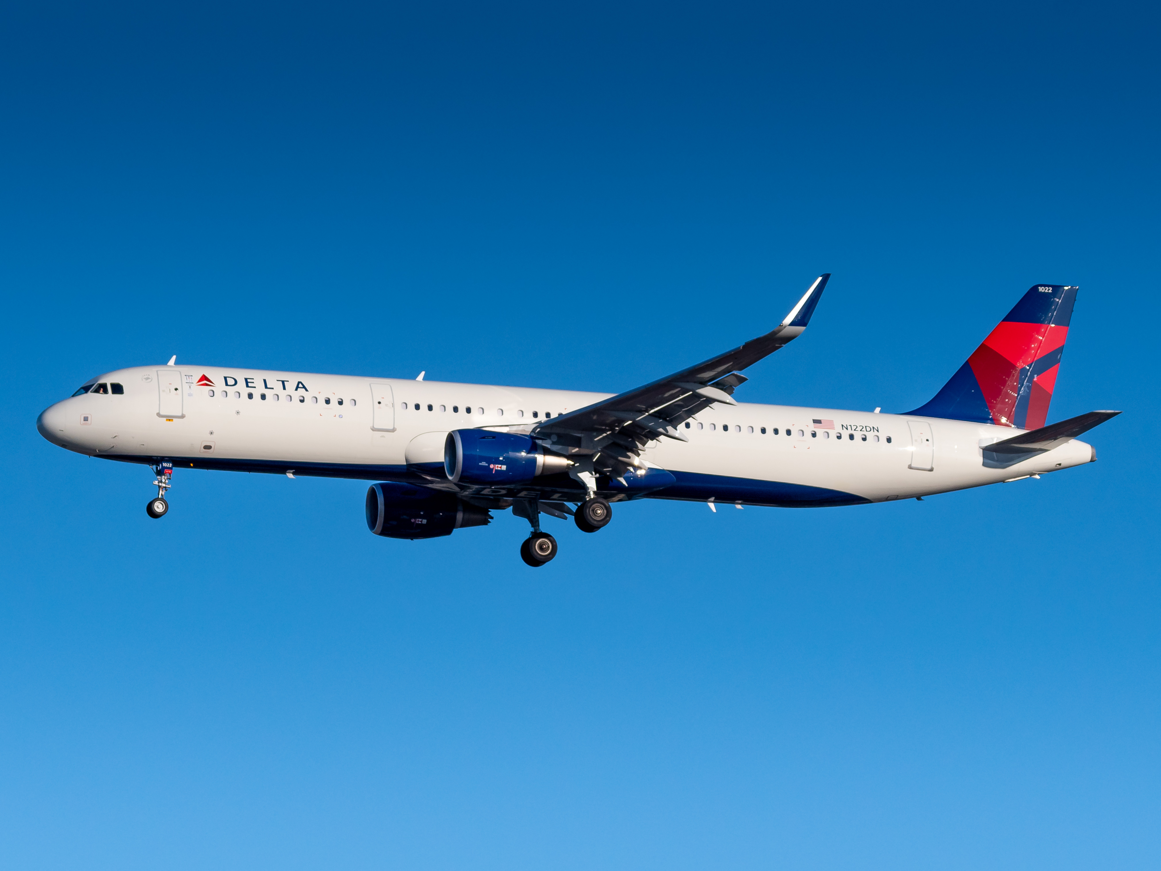 Full size: Delta Airlines Airbus A321-200 N122DN at General Edward Lawrence Logan International Airport