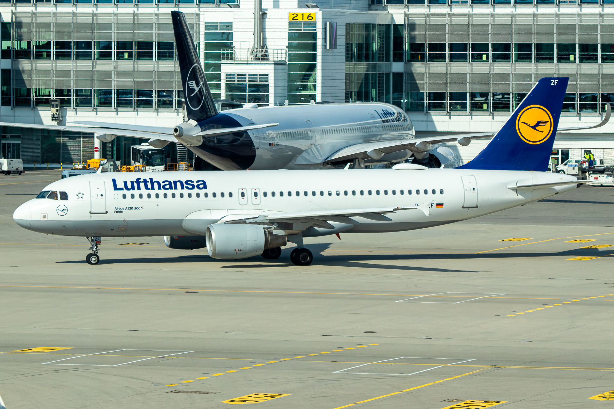 Full size: Lufthansa Airbus A320 D-AIZF at Munich International Airport