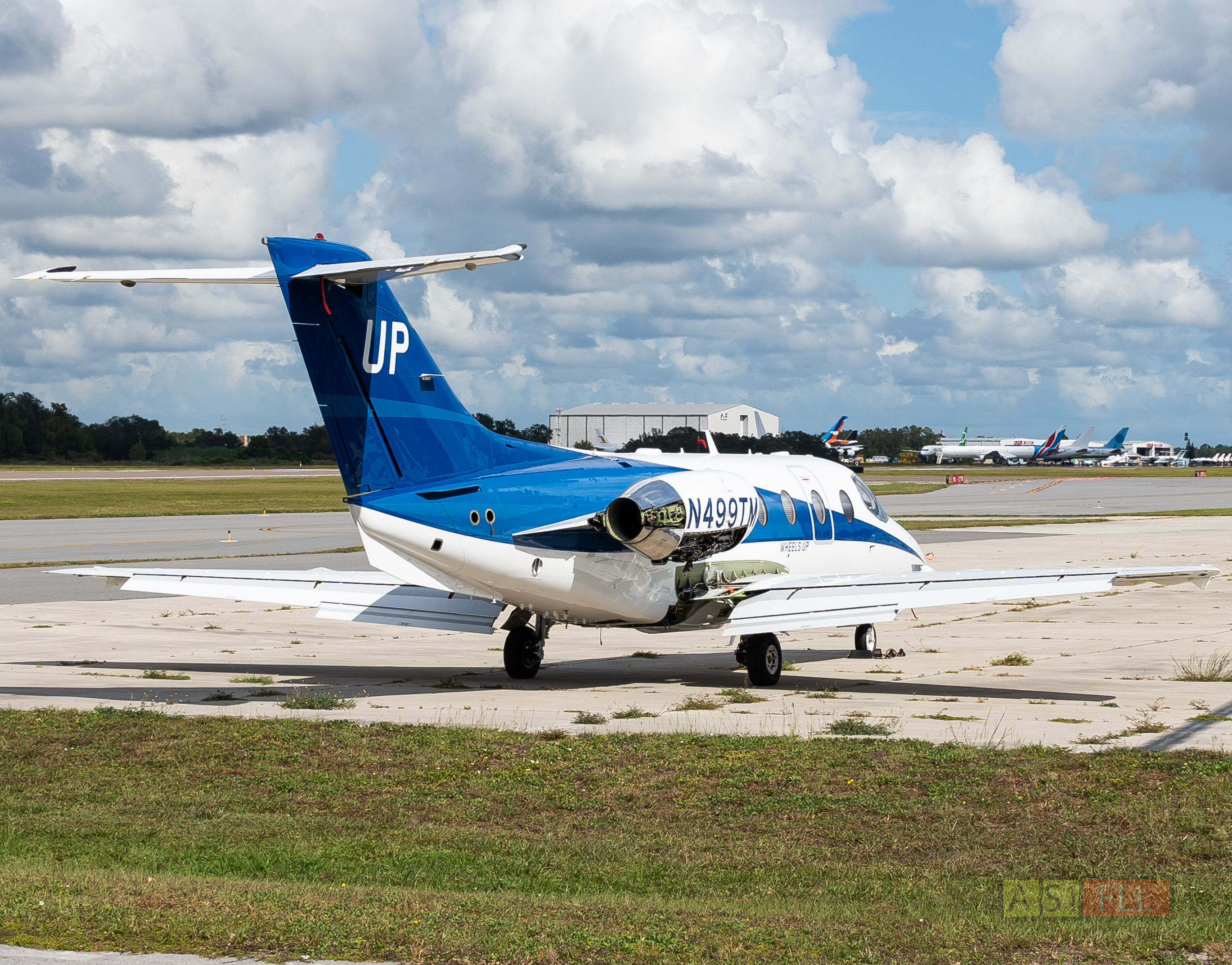 Full size: Wheels Up Beechcraft Hawker 400 N499TM at Orlando Sanford International Airport