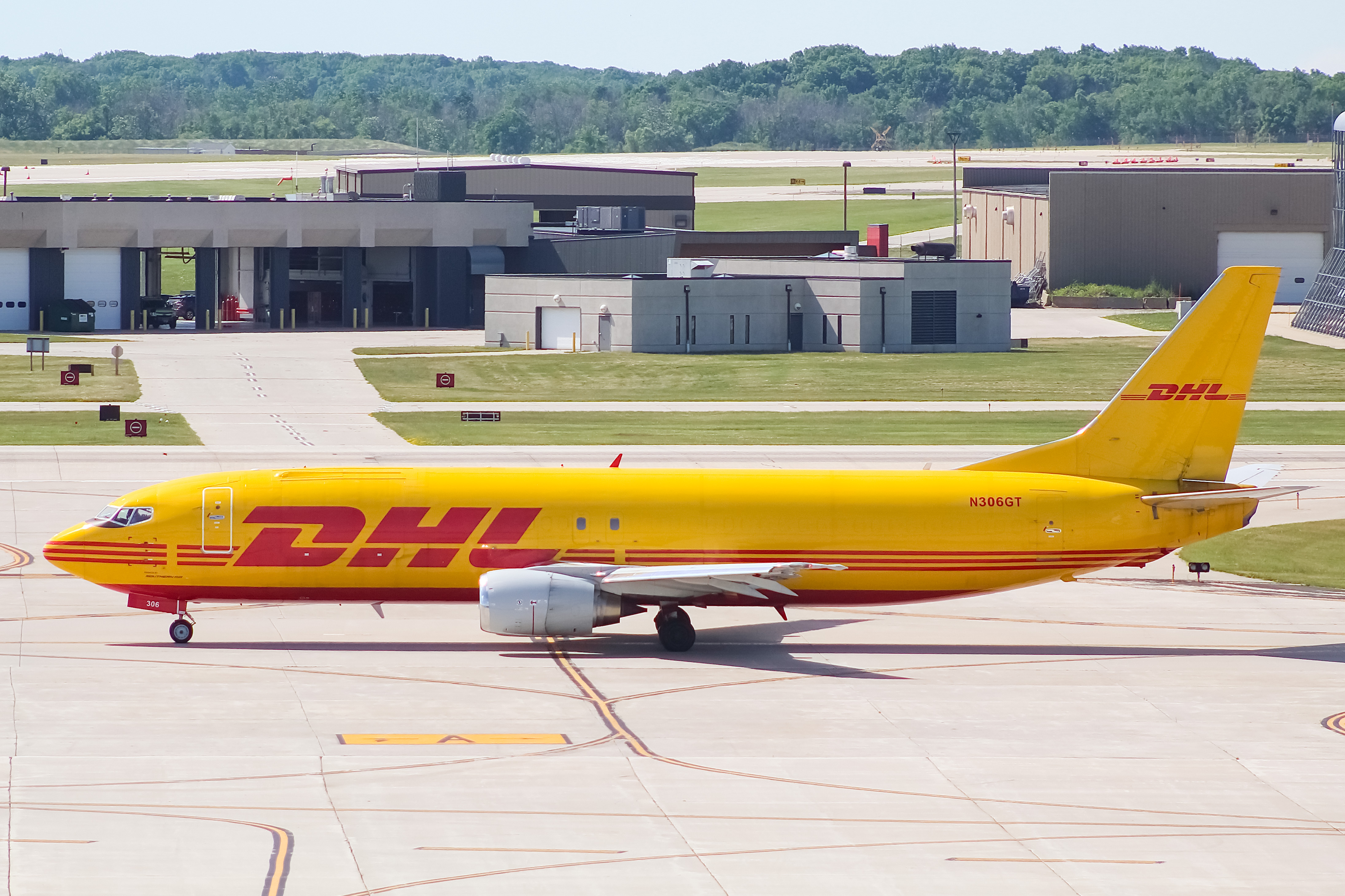 Full size: DHL Boeing 737-400 N306GT at General Mitchell International Airport