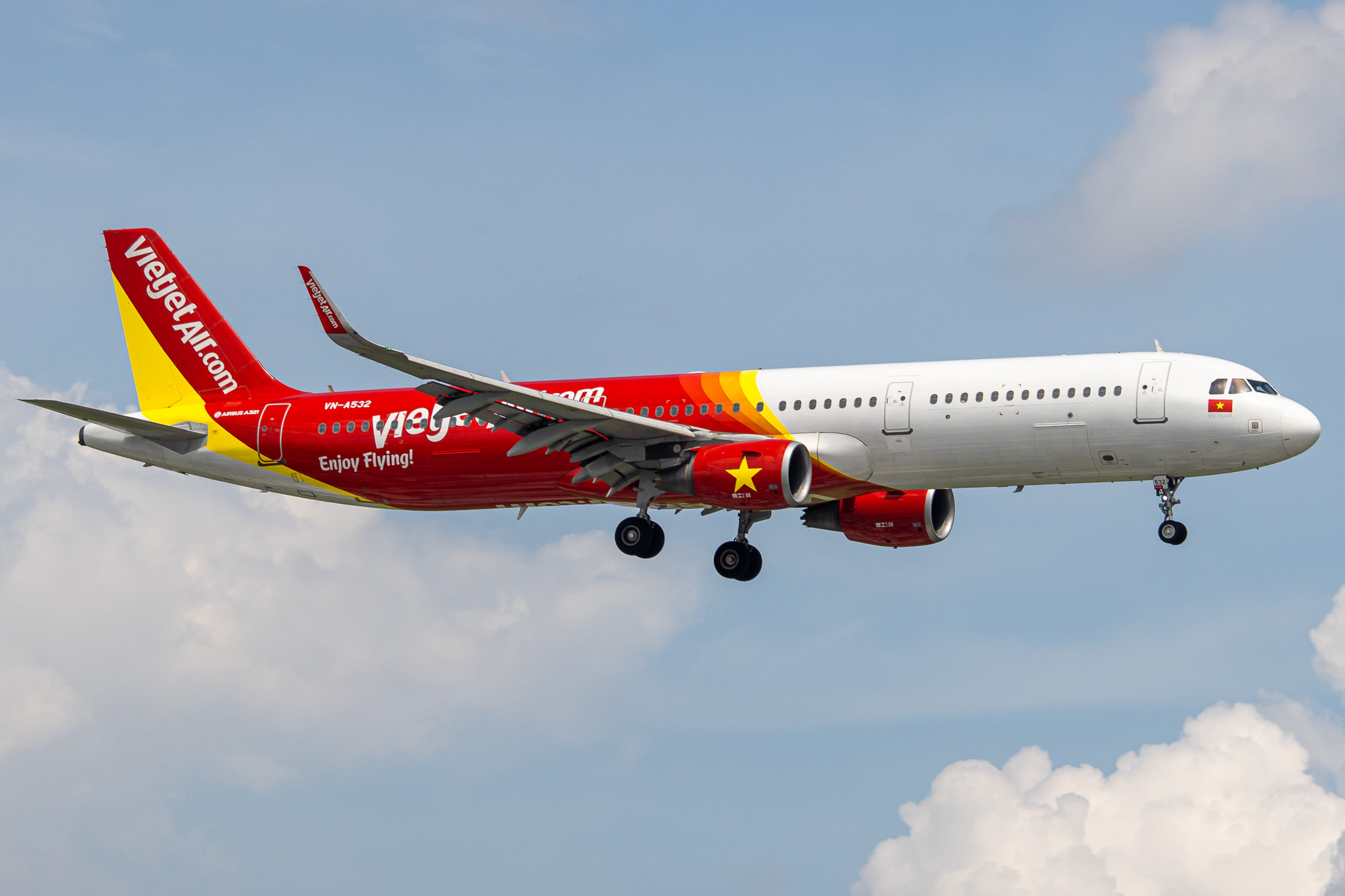 Full size: VietJet Air Airbus A321-200 VN-A532 at Tan Son Nhat International Airport