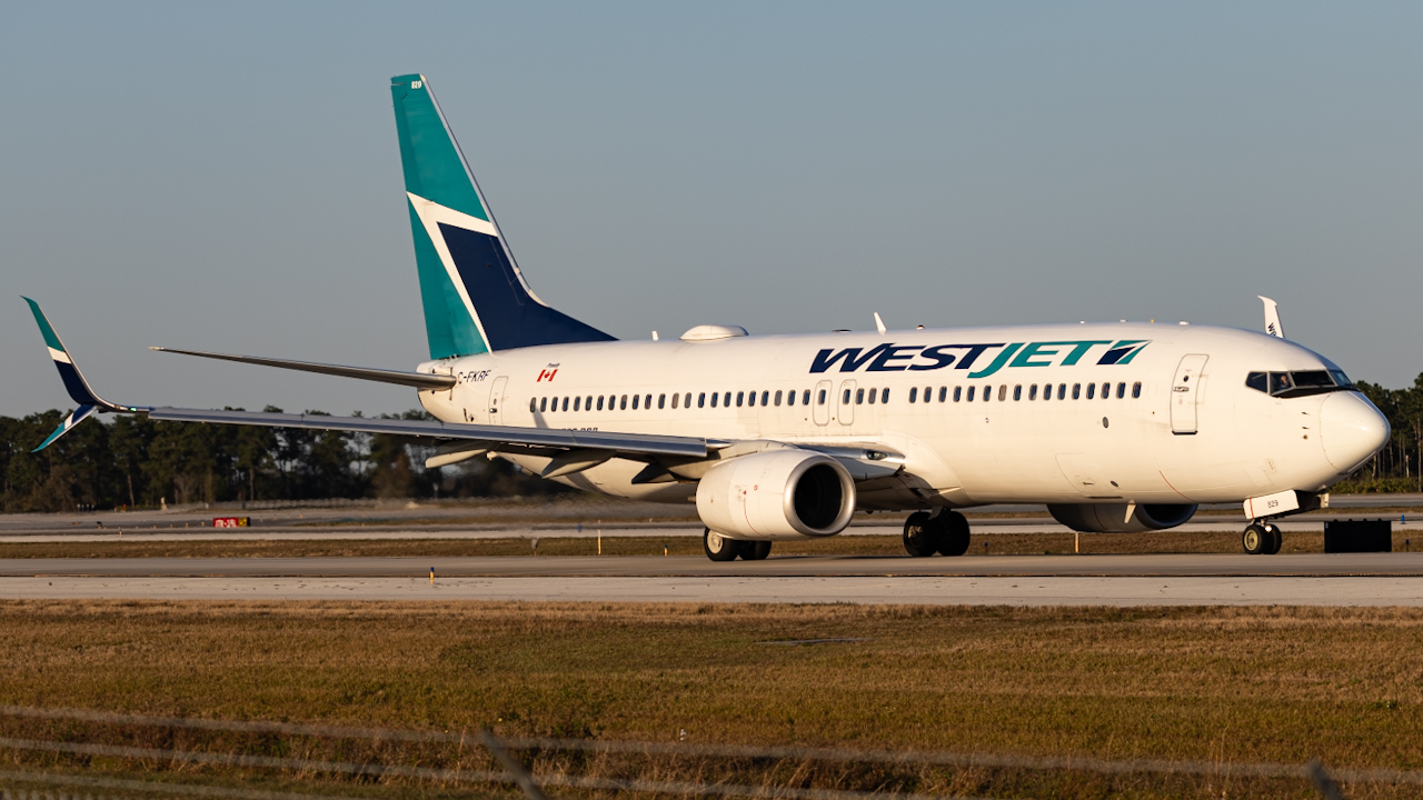 Full size: WestJet Boeing 737-800 C-FKRF at Orlando International Airport