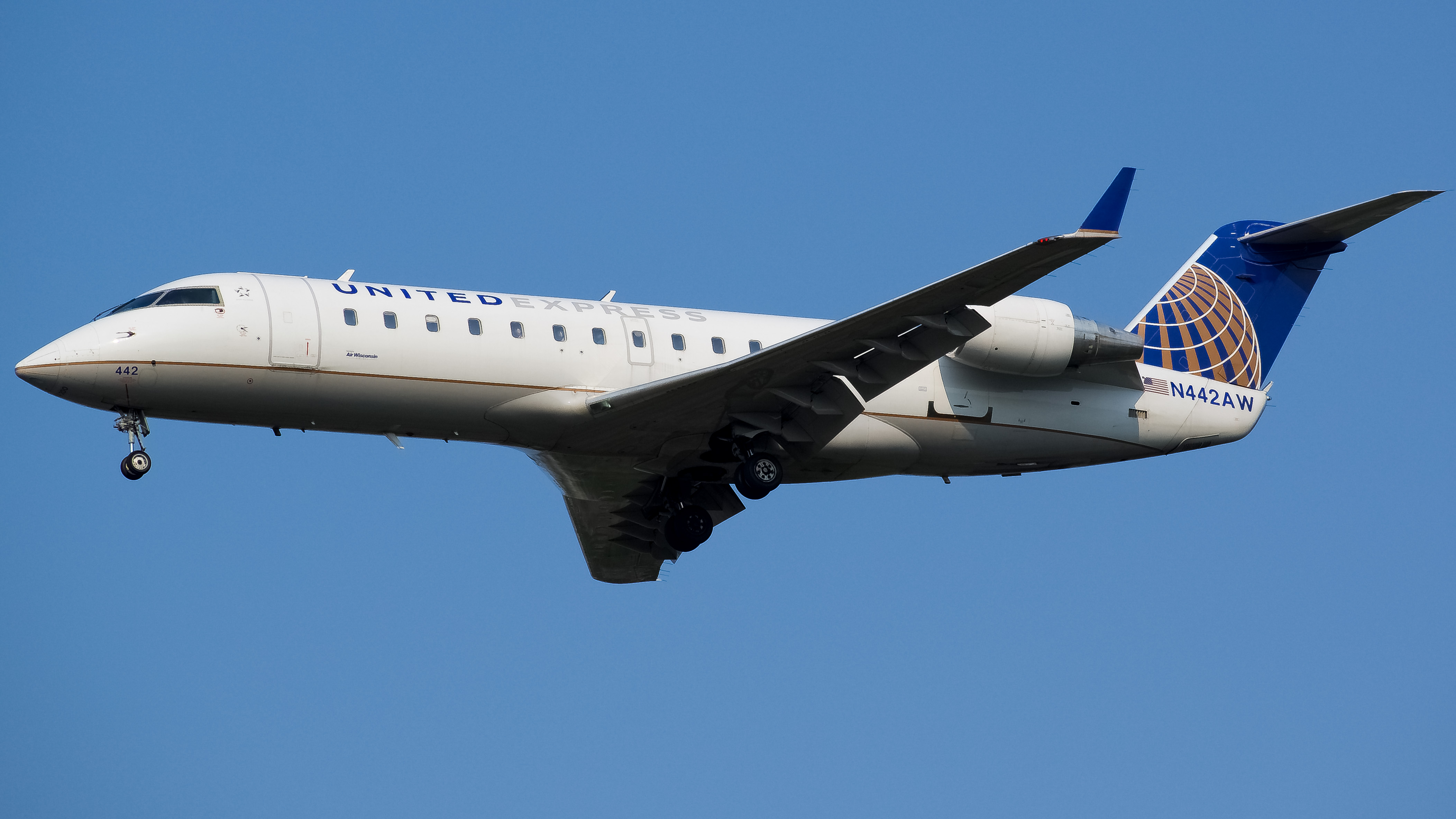 Full size: United Express Mitsubishi CRJ-200 N442AW at Washington Dulles International Airport