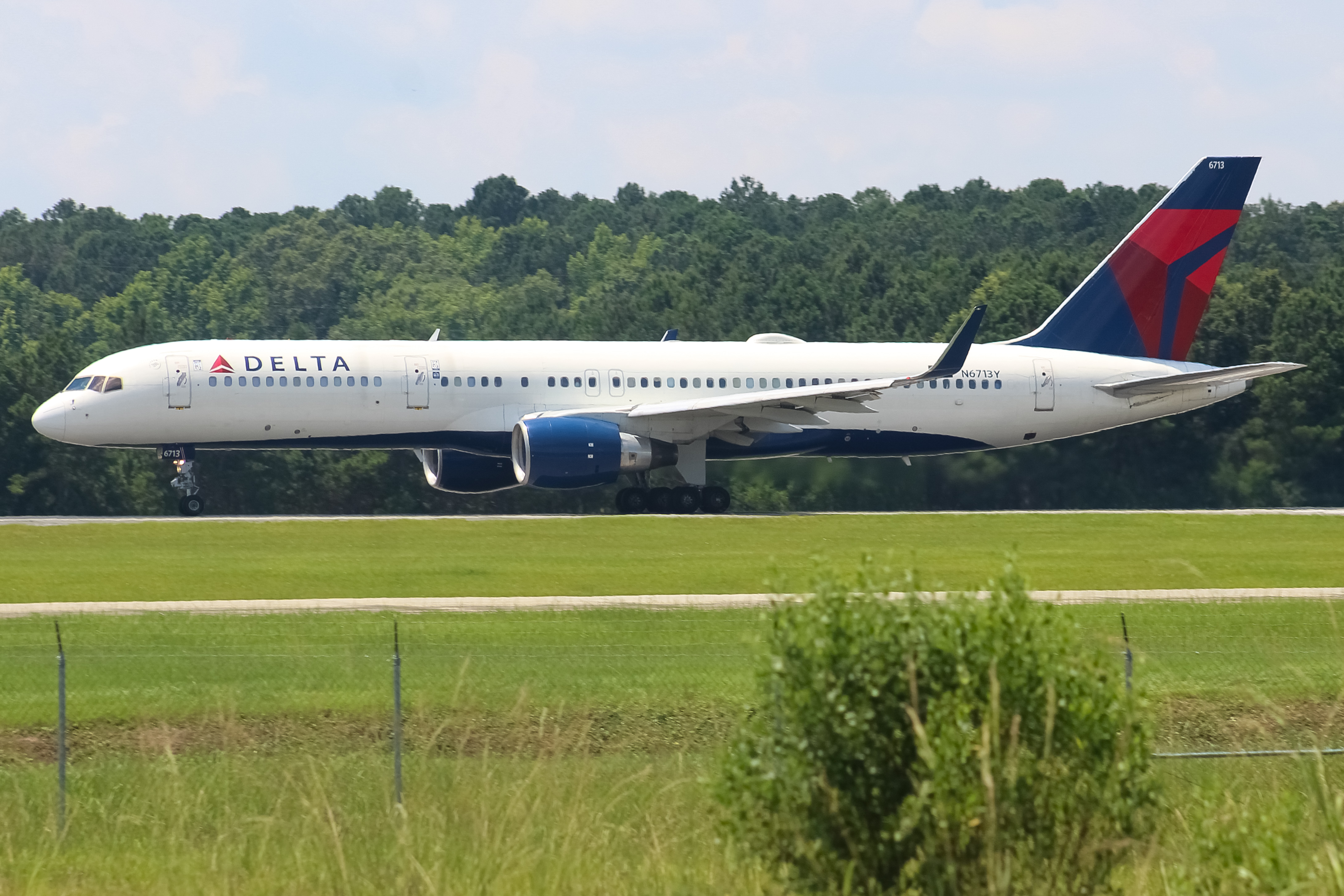 Full size: Delta Airlines Boeing 757-200 N6713Y at Savannah/Hilton Head International Airport