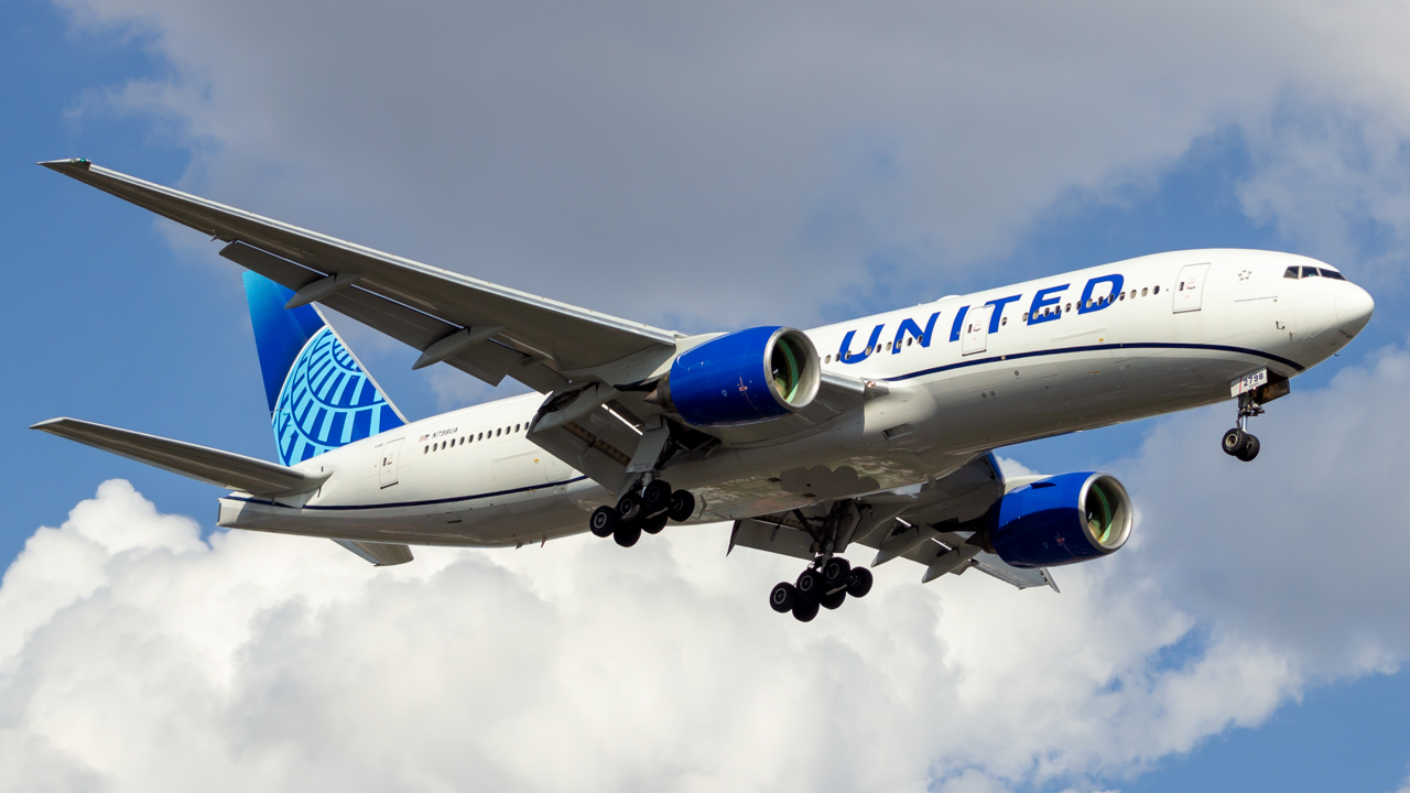 Full size: United Airlines Boeing 777-200ER N798UA at Newark Liberty International Airport