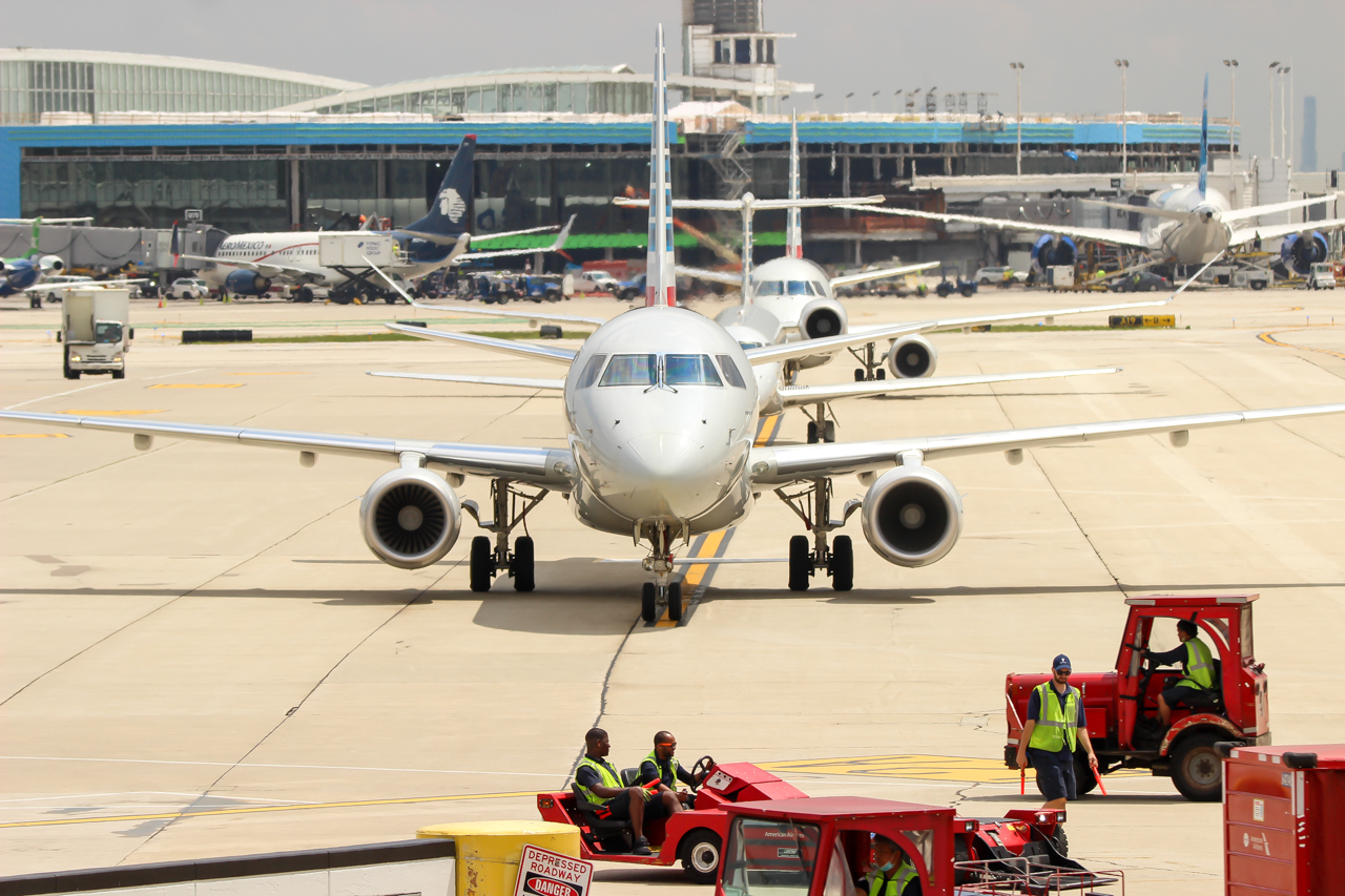 Full size: American Airlines Embraer E175 N448YX at Chicago O'Hare International Airport