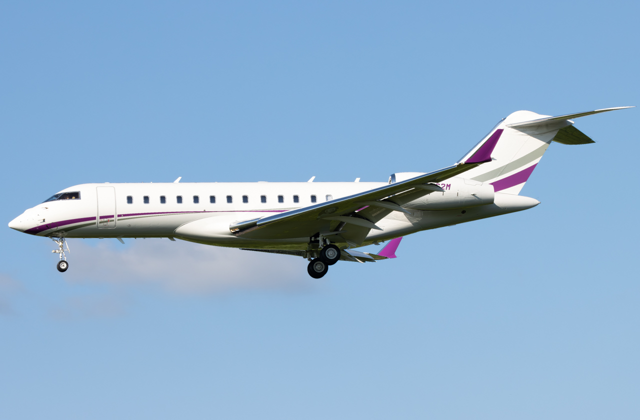 Full size: PRIVATE Bombardier BD-700-1A10 Global 6500 N9762M at Pittsburgh International Airport