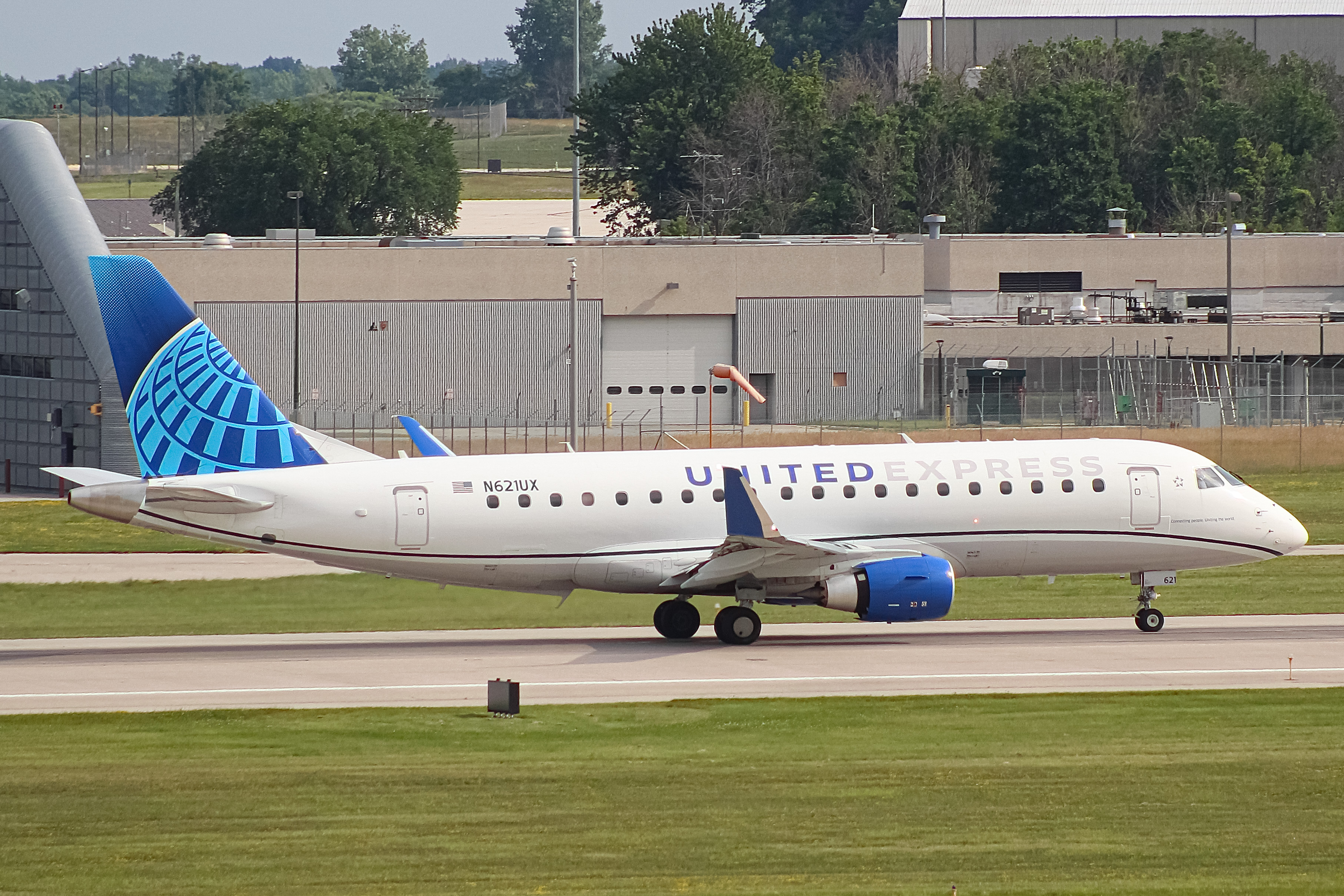 Full size: United Express Embraer E175 N621UX at General Mitchell International Airport