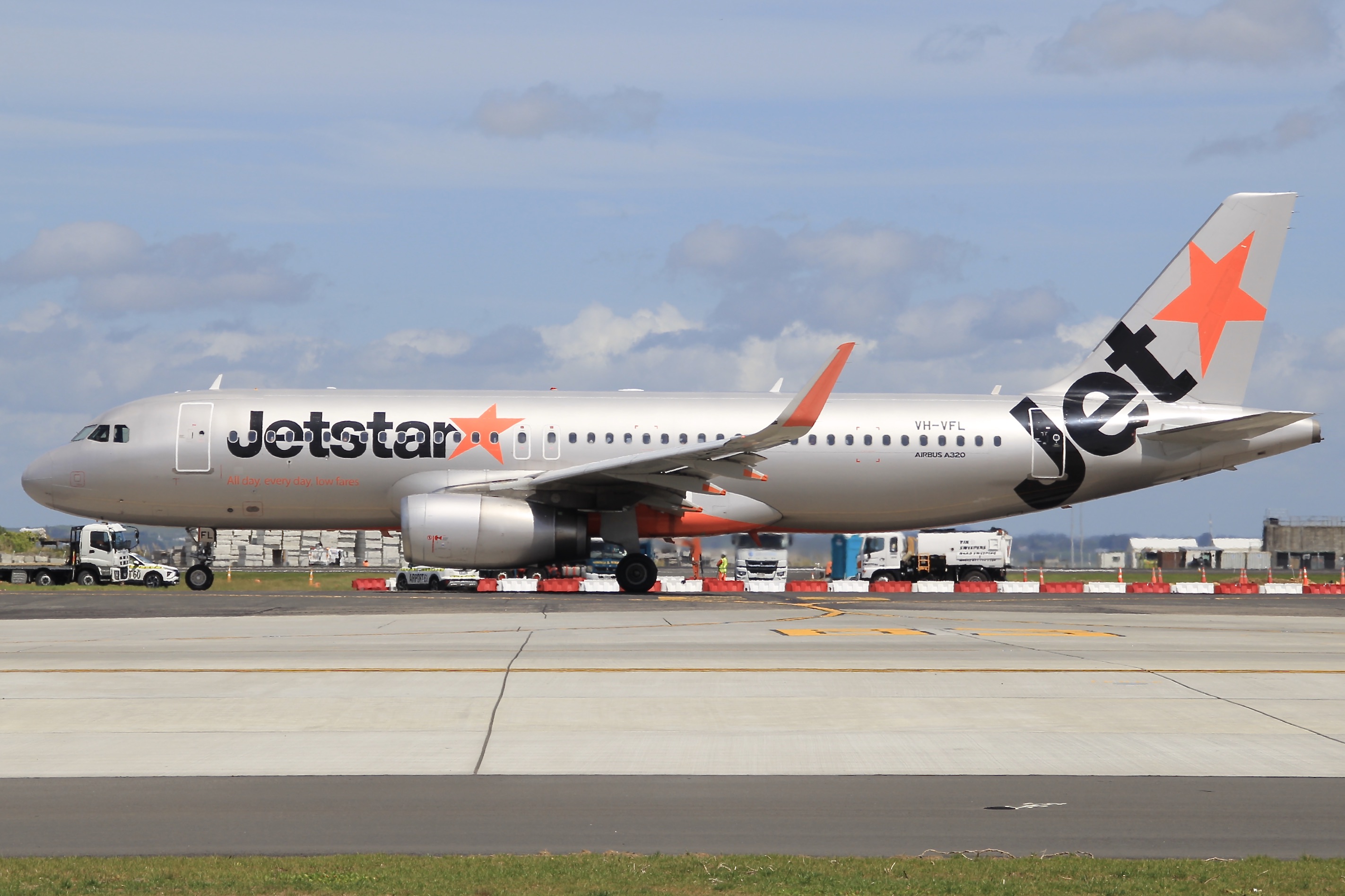 Full size: JetStar Airways Airbus A320 VH-VFL at Auckland International Airport