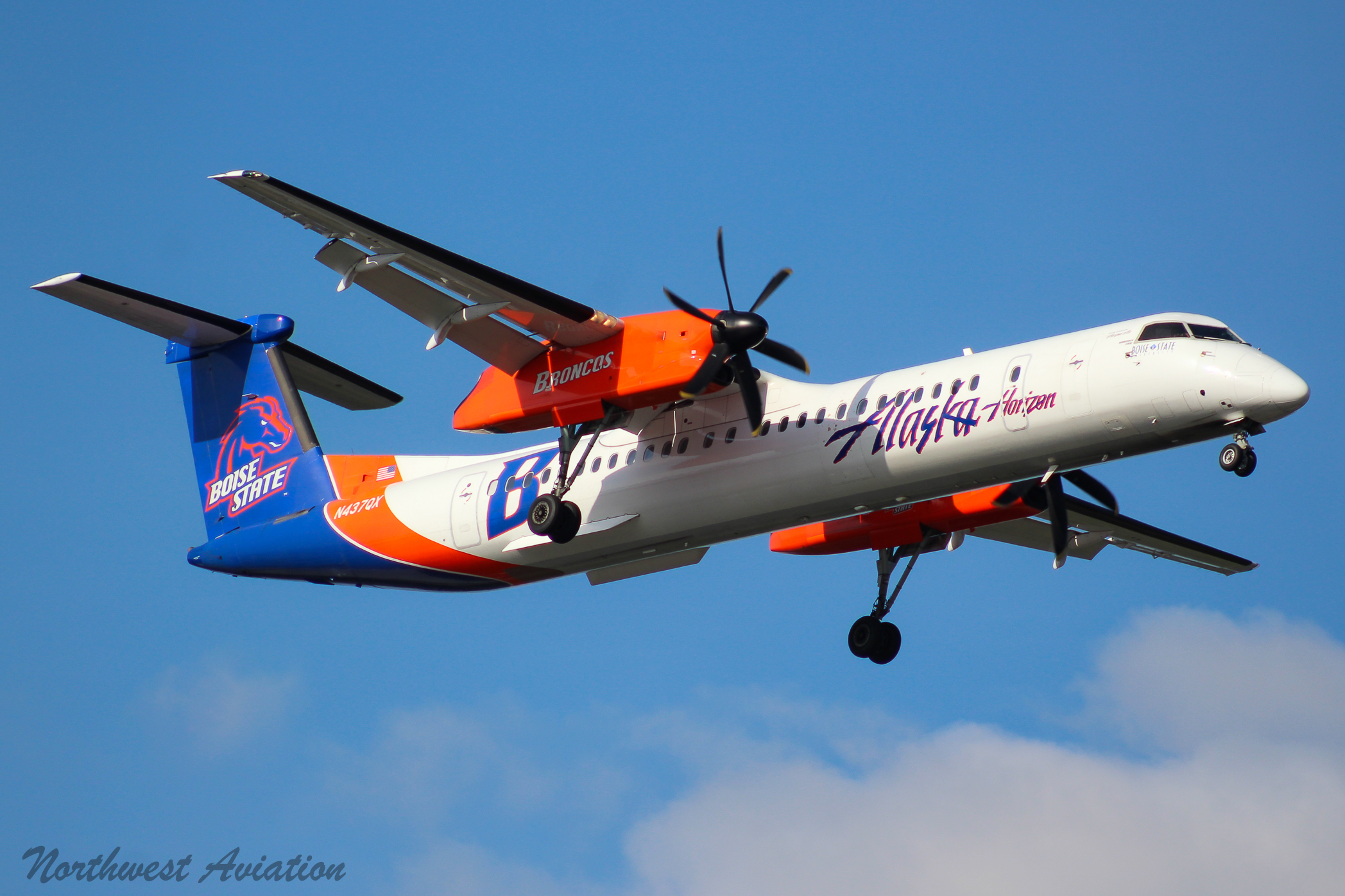 Full size: Horizon Air De Havilland DHC-8 N437QX at Seattle-Tacoma International Airport