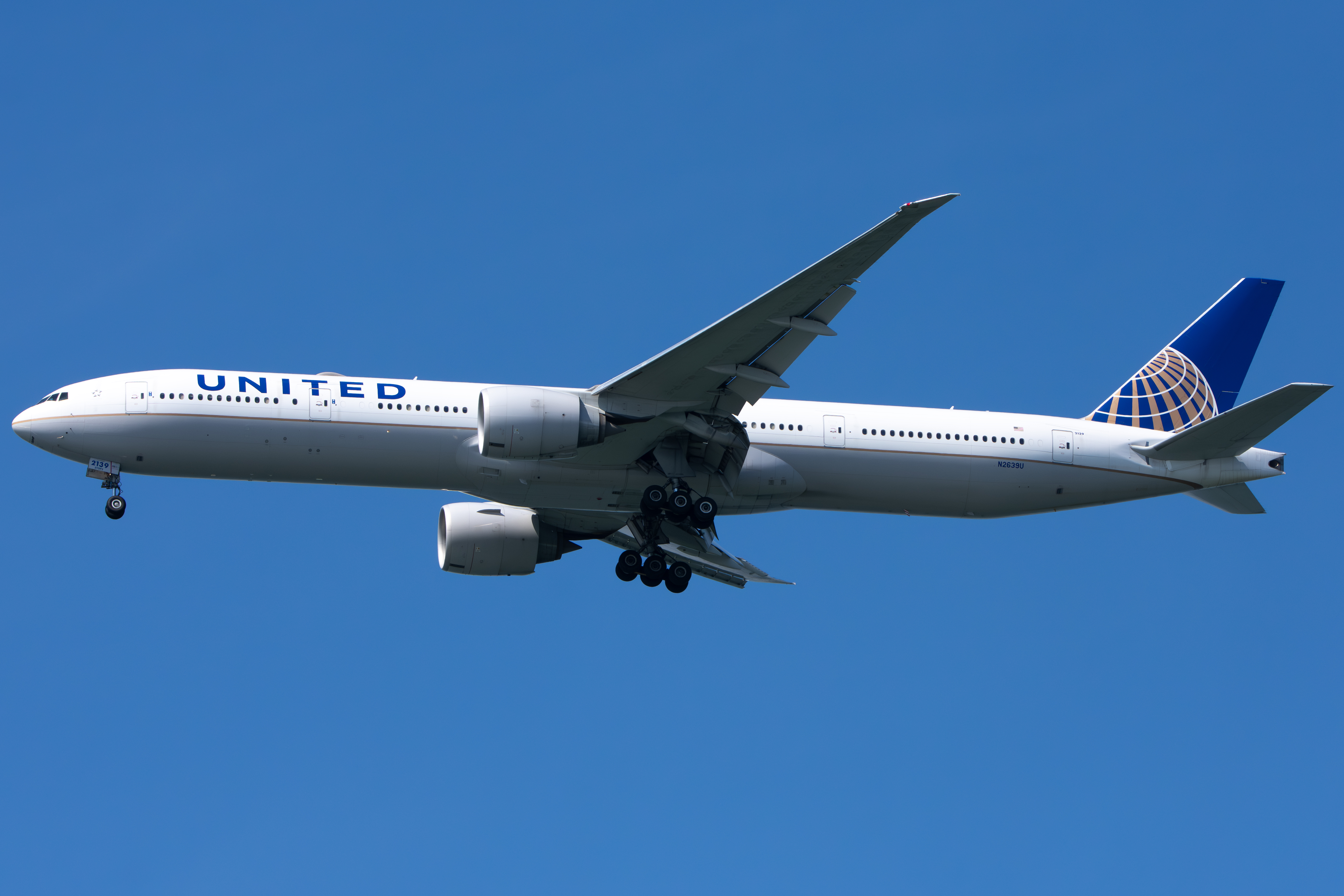 Full size: United Airlines Boeing 777-300ER N2639U at San Francisco International Airport