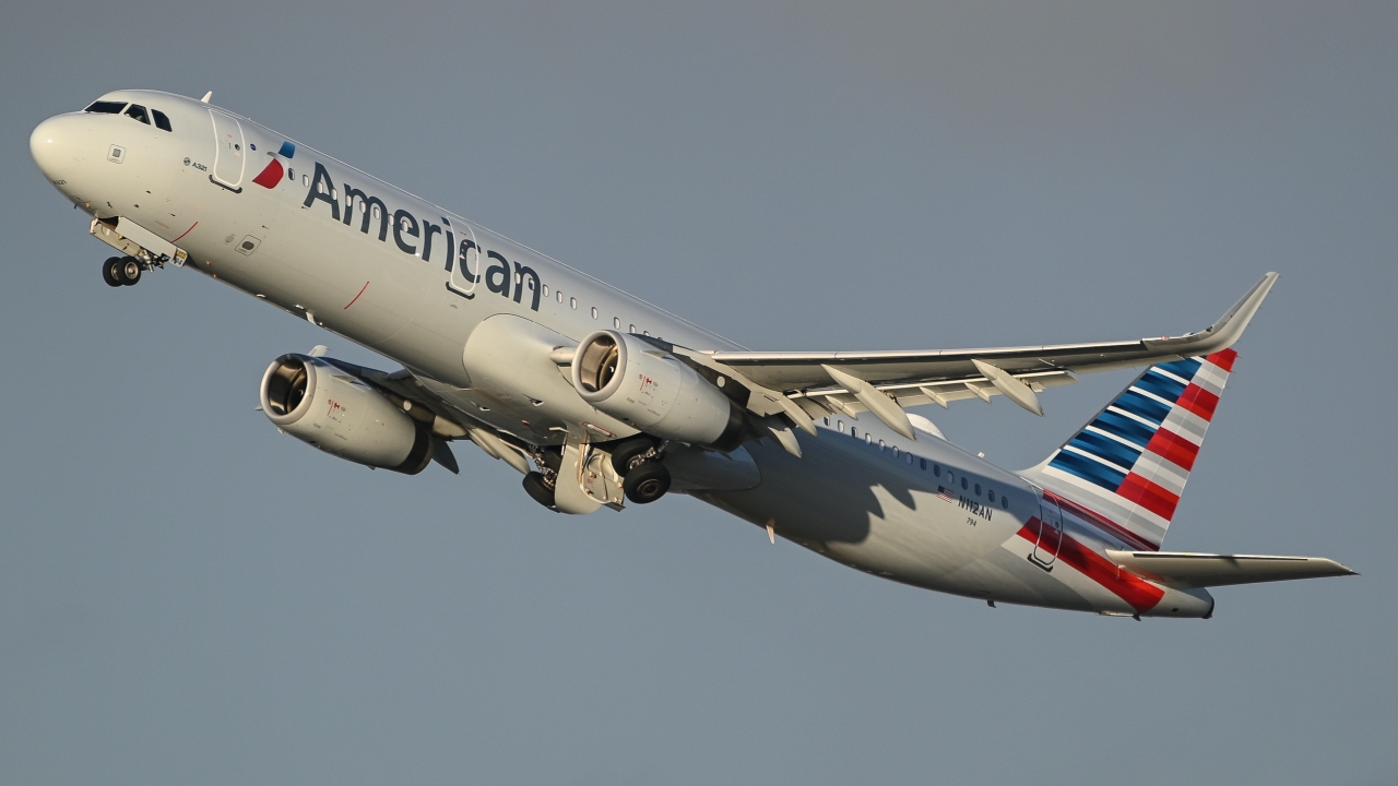 Full size: American Airlines Airbus A321-200 N112AN at Los Angeles International Airport