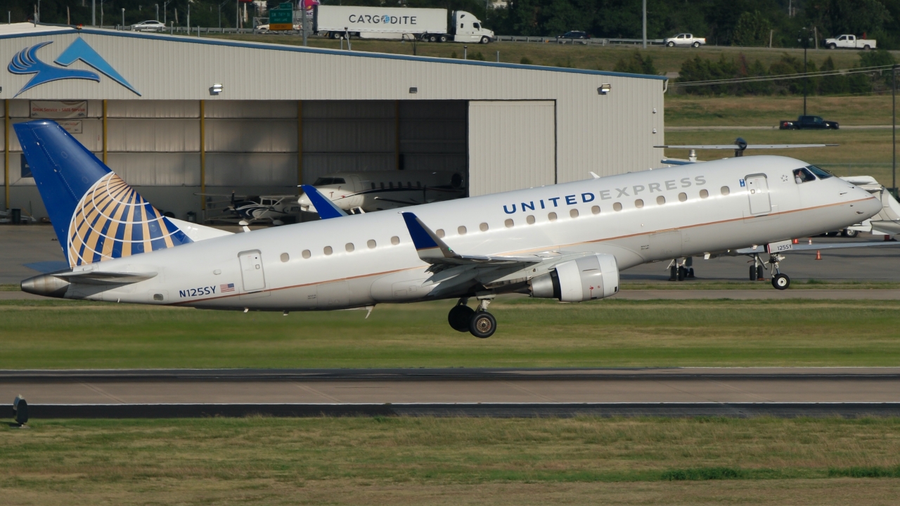 Full size: United Airlines Embraer E175 N125SY at Will Rogers World Airport