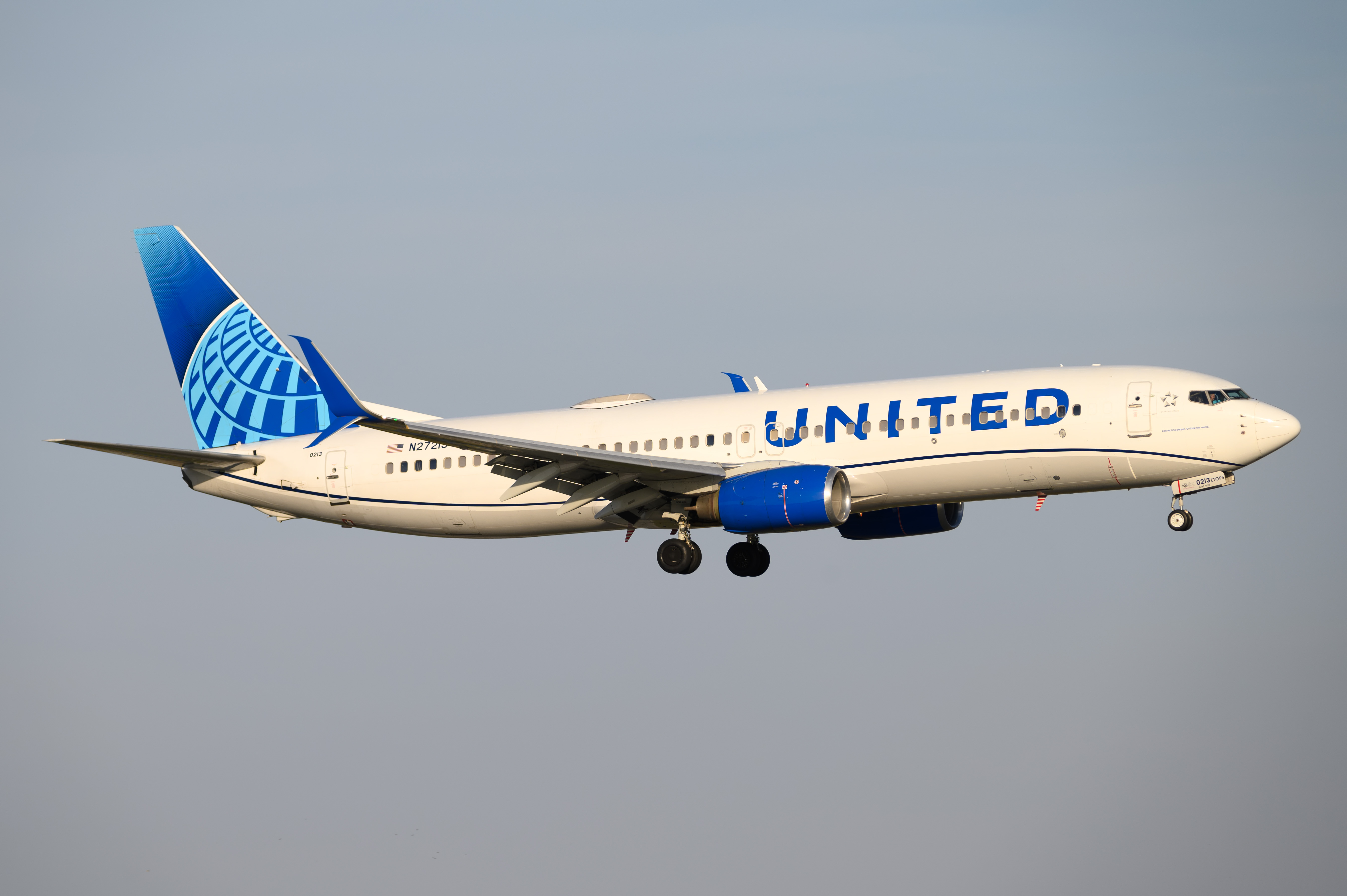 Full size: United Airlines Boeing 737-800 N27213 at Orlando International Airport