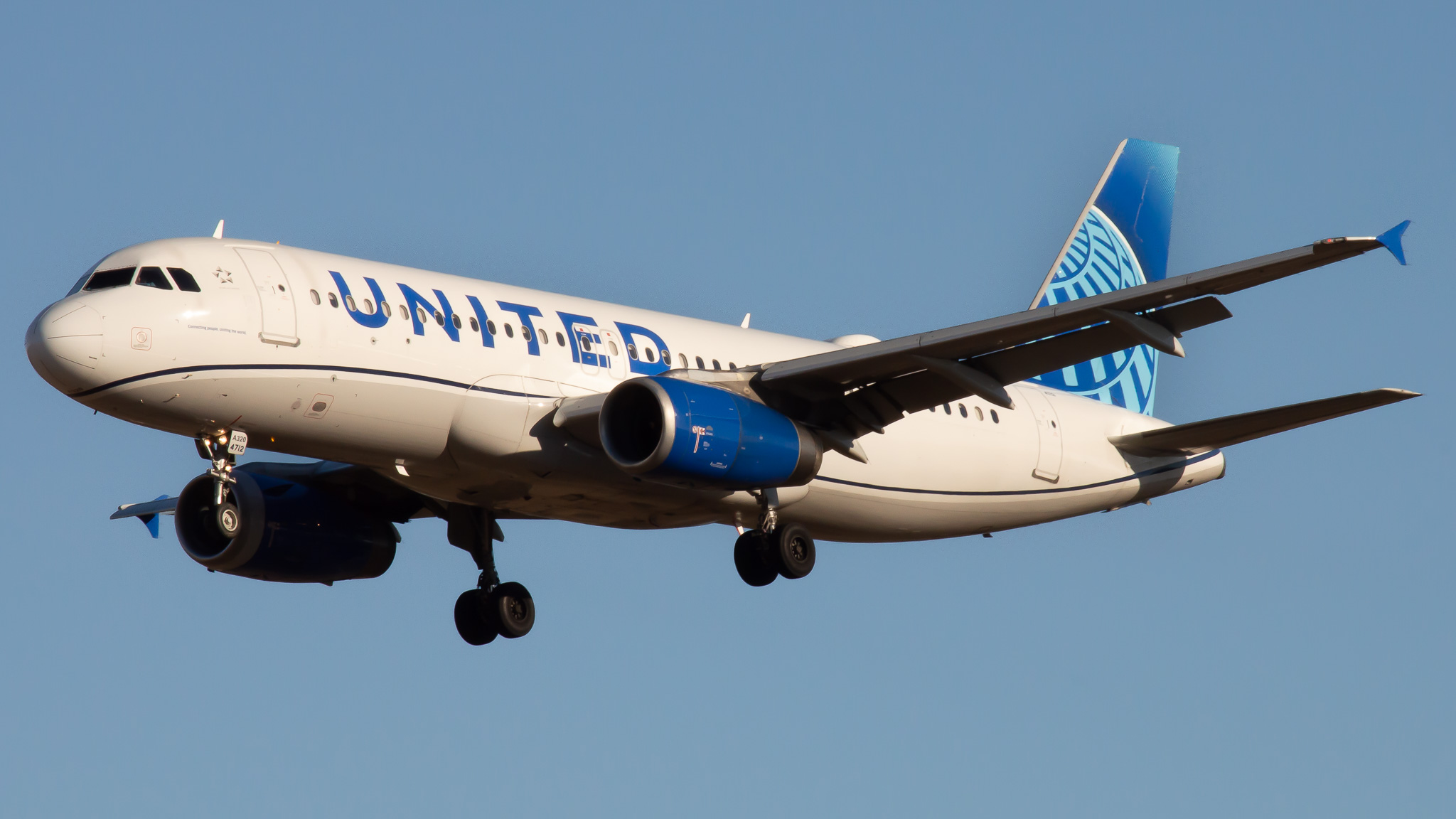 Full size: United Airlines Airbus A320 N412UA at Baltimore/Washington International Thurgood Marshall Airport