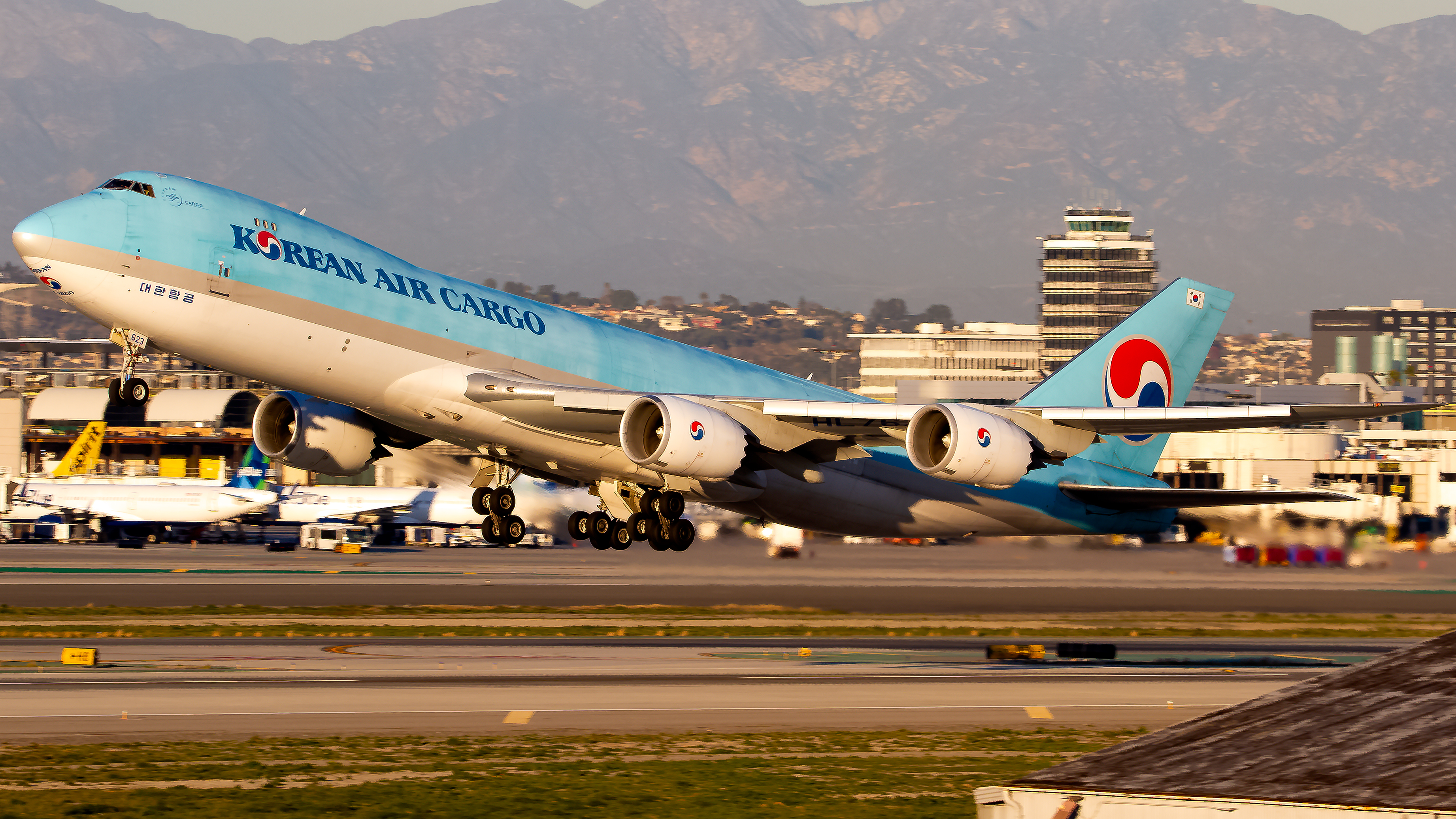 Full size: Korean Air Cargo Boeing 747-8F HL7623 at Los Angeles International Airport