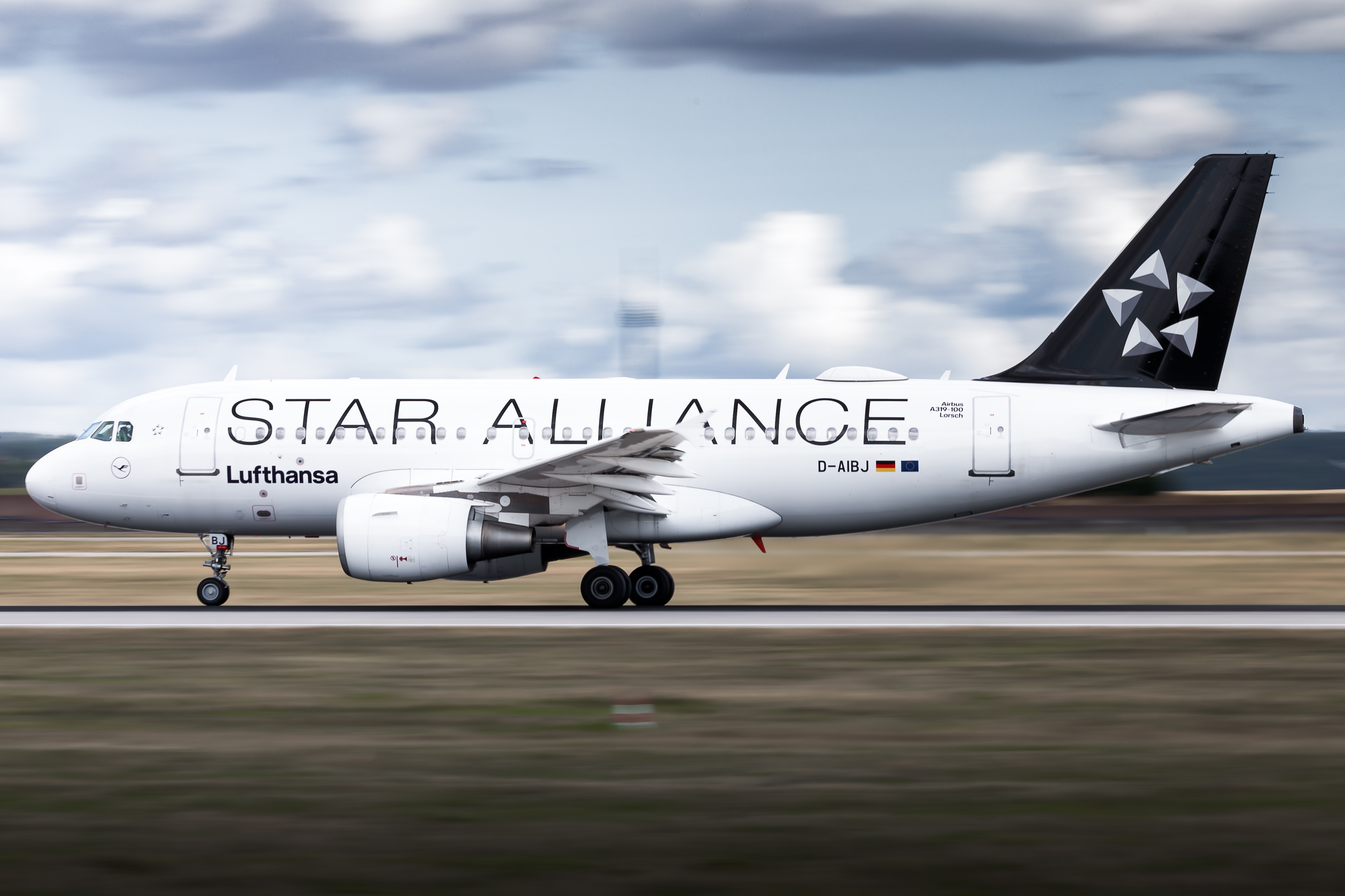 Full size: Lufthansa Airbus A319-100 D-AIBJ at Stuttgart Airport