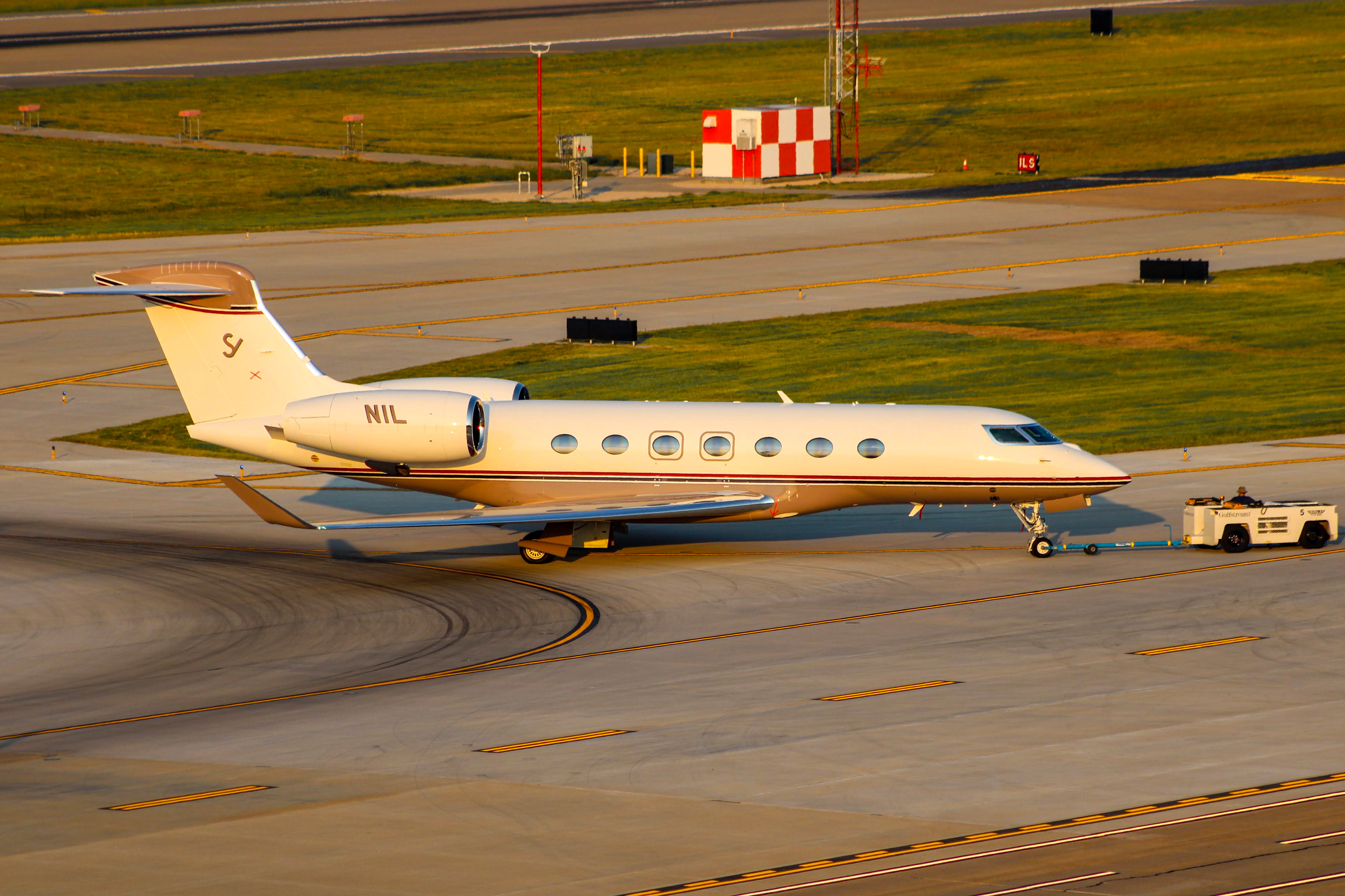Full size: PRIVATE Gulfstream G500 N1L at Dallas Love Field Airport