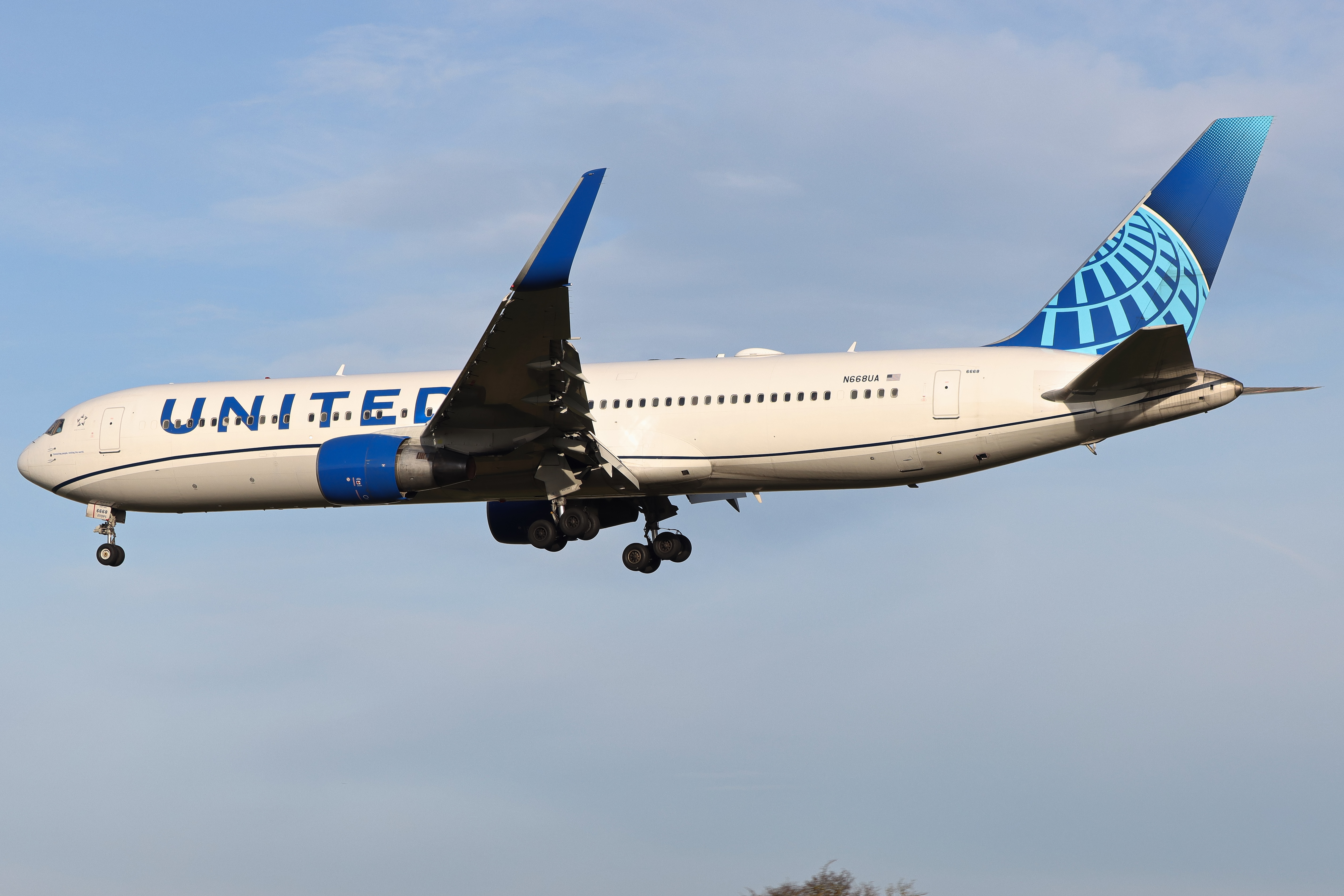 Full size: United Airlines Boeing 767-300ER N668UA at London Heathrow International Airport