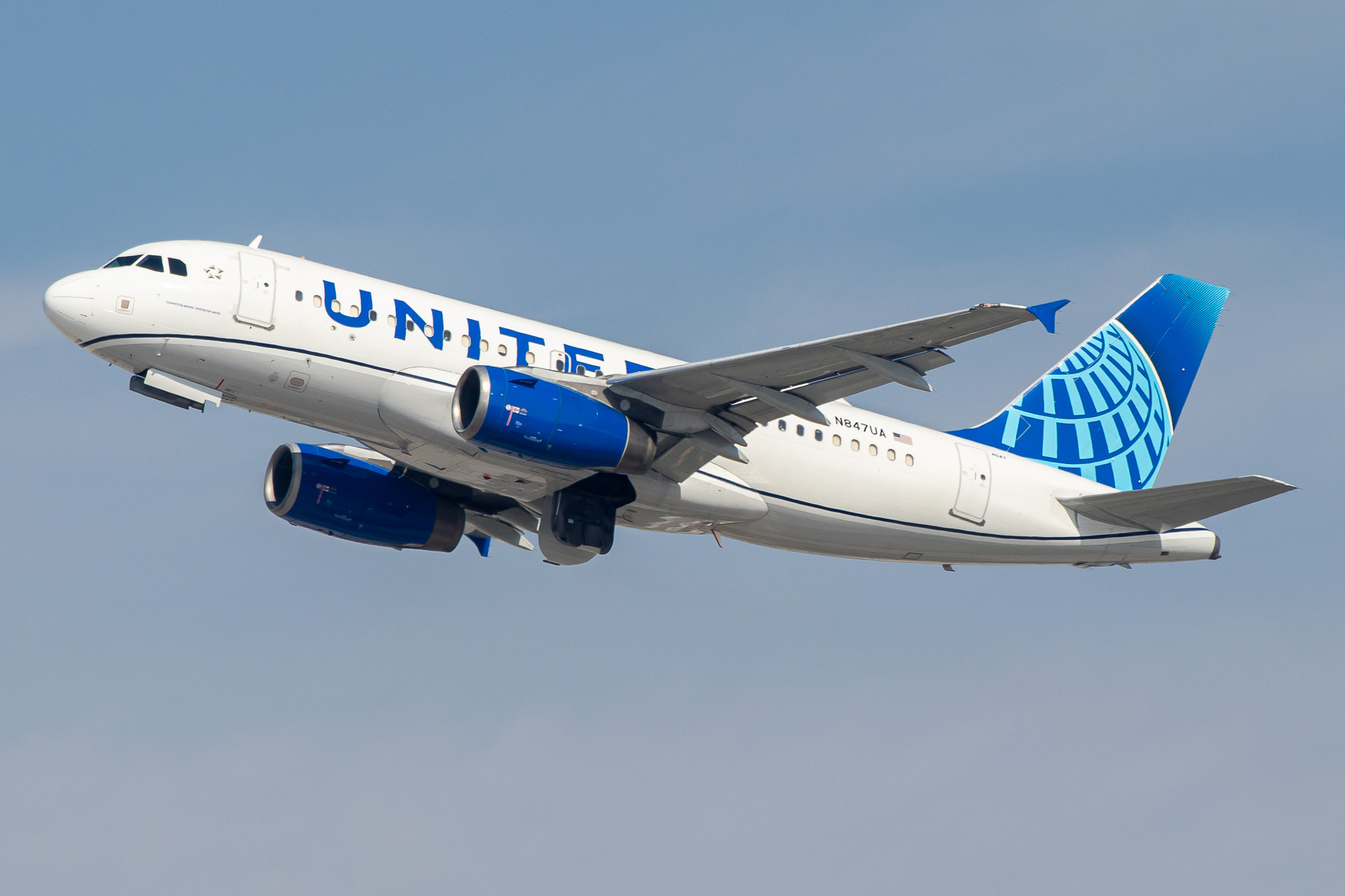 Full size: United Airlines  Airbus A319 N847UA at Los Angeles International Airport