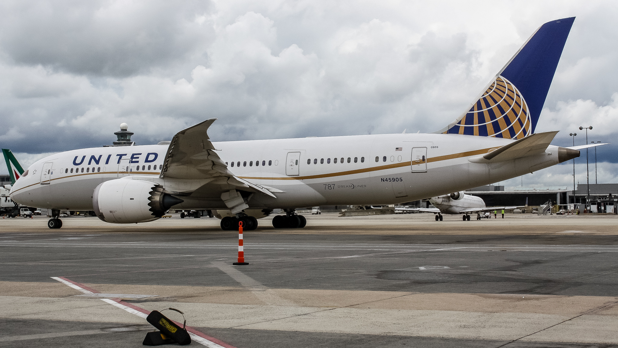 Full size: United Airlines Boeing 787-8 N45905 at Washington Dulles International Airport