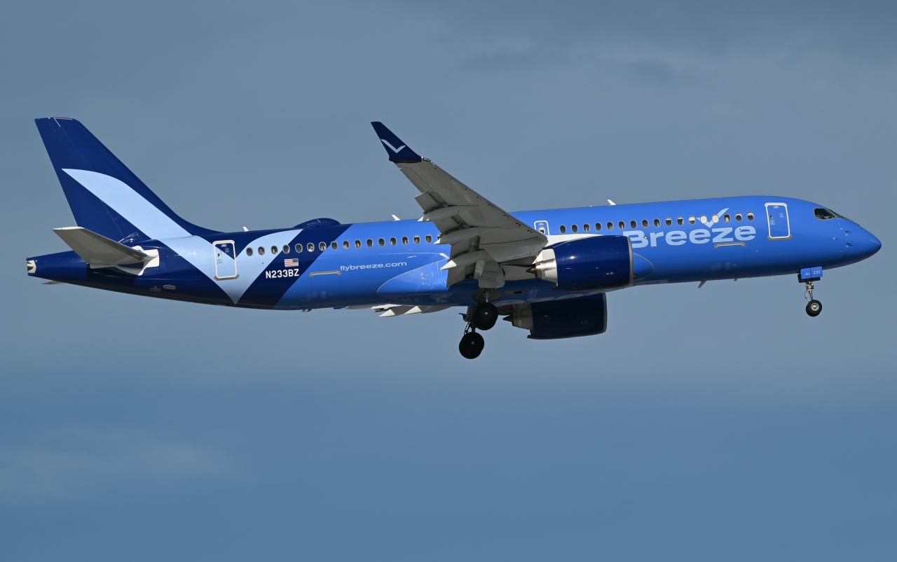 Full size: Breeze Airways Airbus A220-300 N233BZ at Orlando International Airport