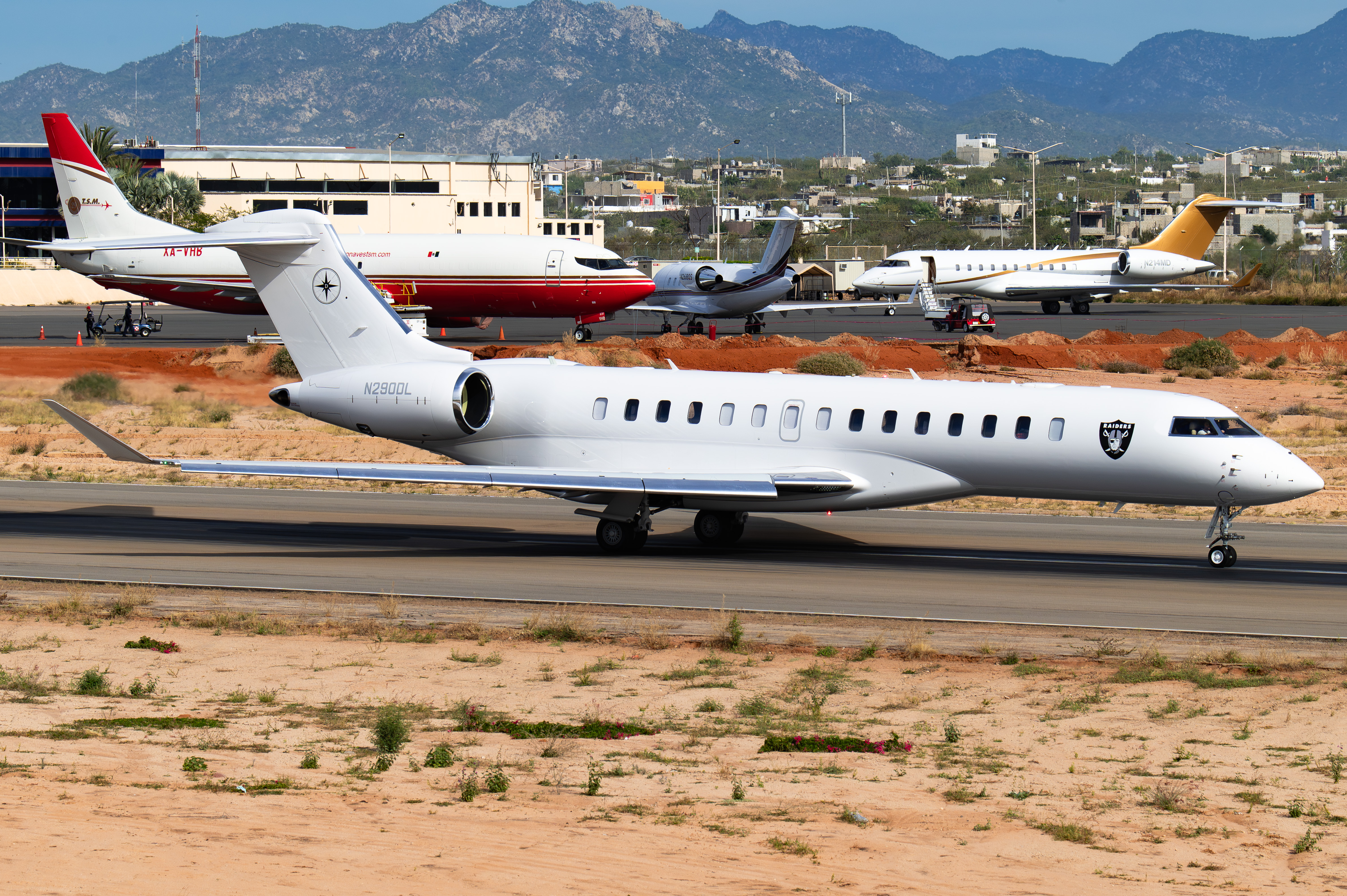 Full size: PRIVATE Bombardier Global 7500 N290DL at Aeropuerto de Cabo San Lucas Internacional
