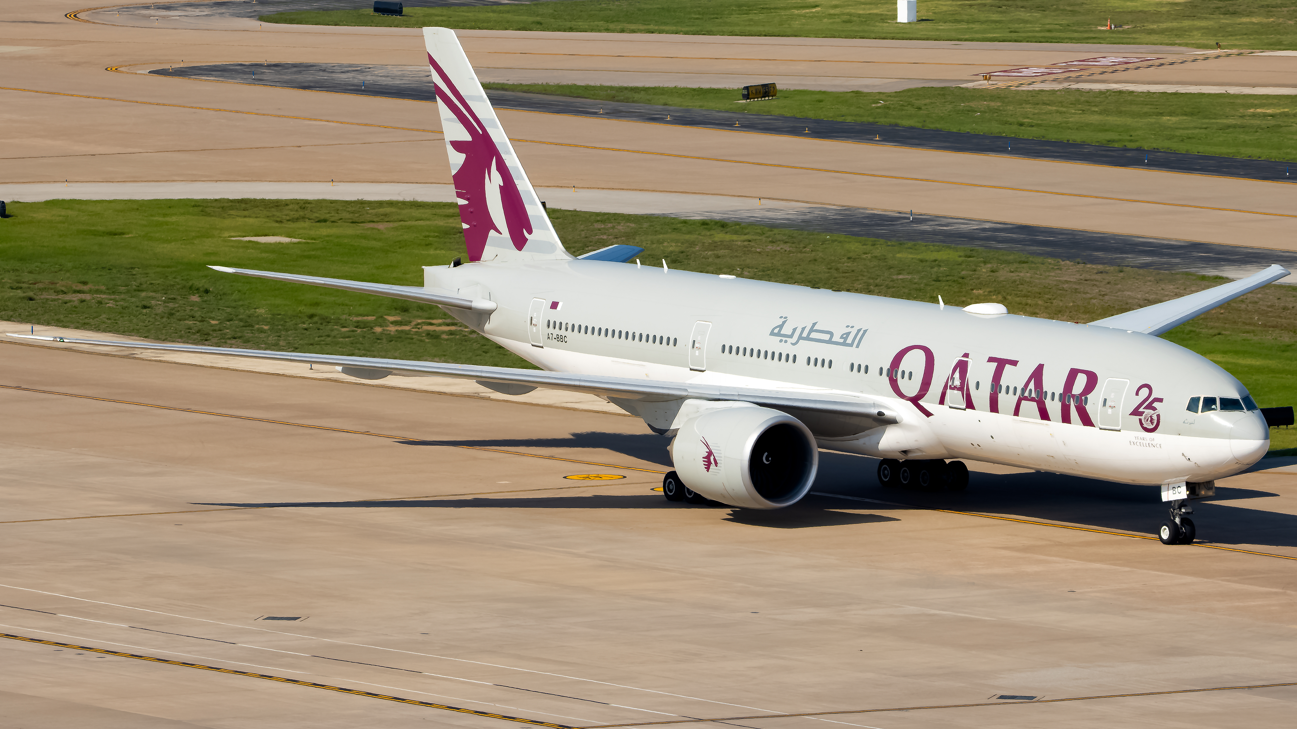 Full size: Qatar Airways Boeing 777-200LR A7-BBC at Dallas-Fort Worth International Airport