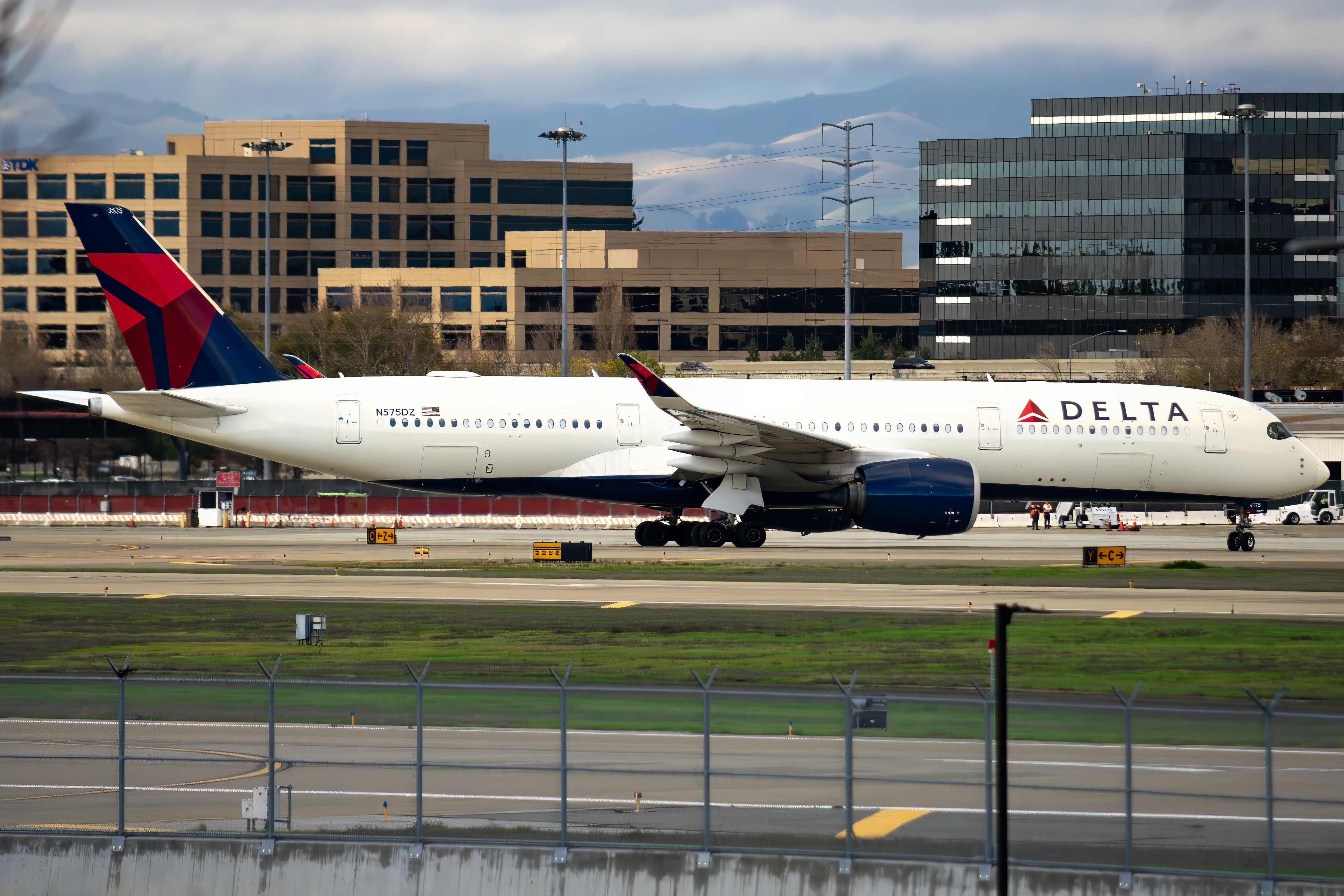 Full size: Delta Airlines Airbus A350-900 N575DZ at Norman Y Mineta San Jose International Airport