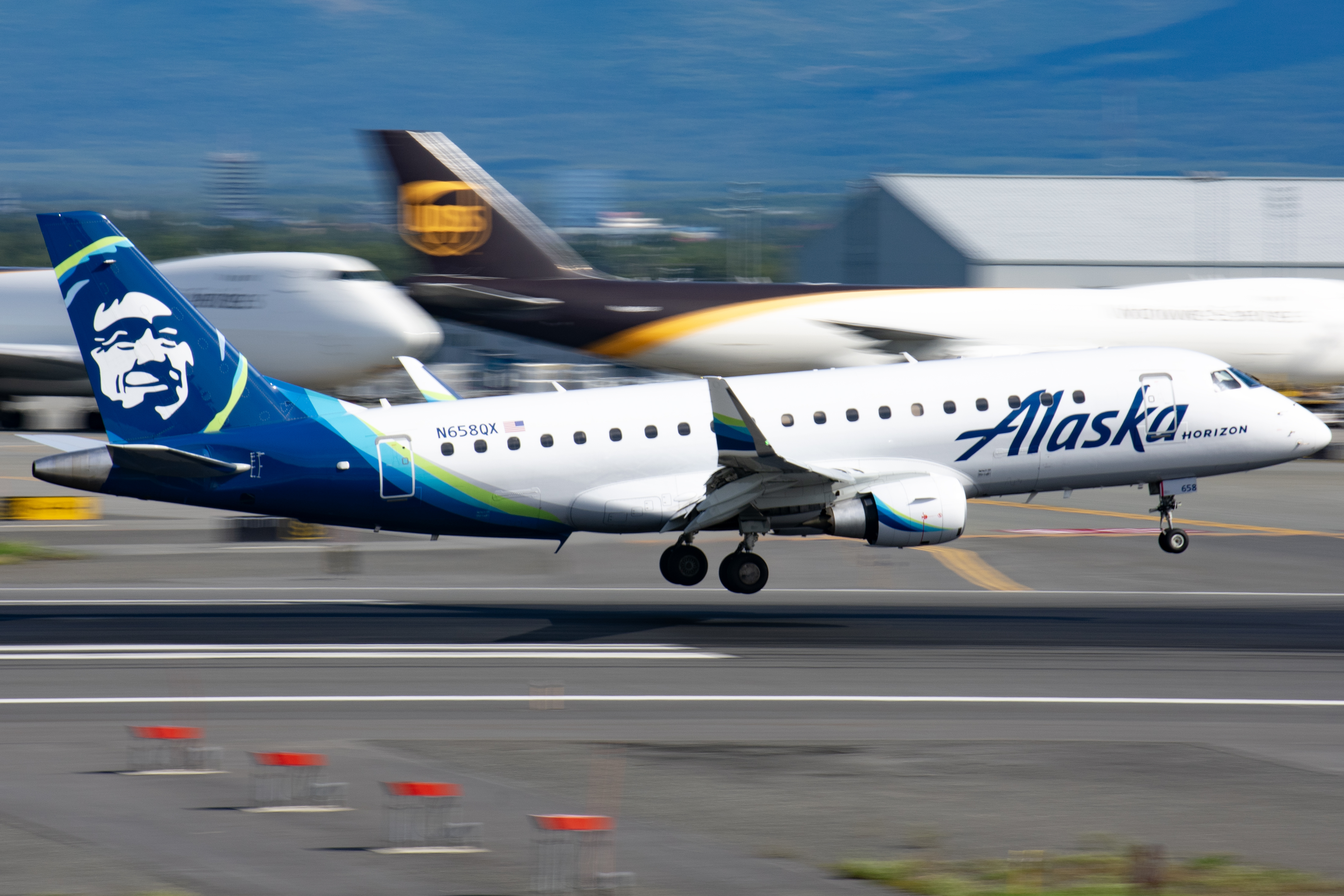 Full size: Alaska Airlines Embraer E175 N658QX at Anchorage Ted Stevens International Airport