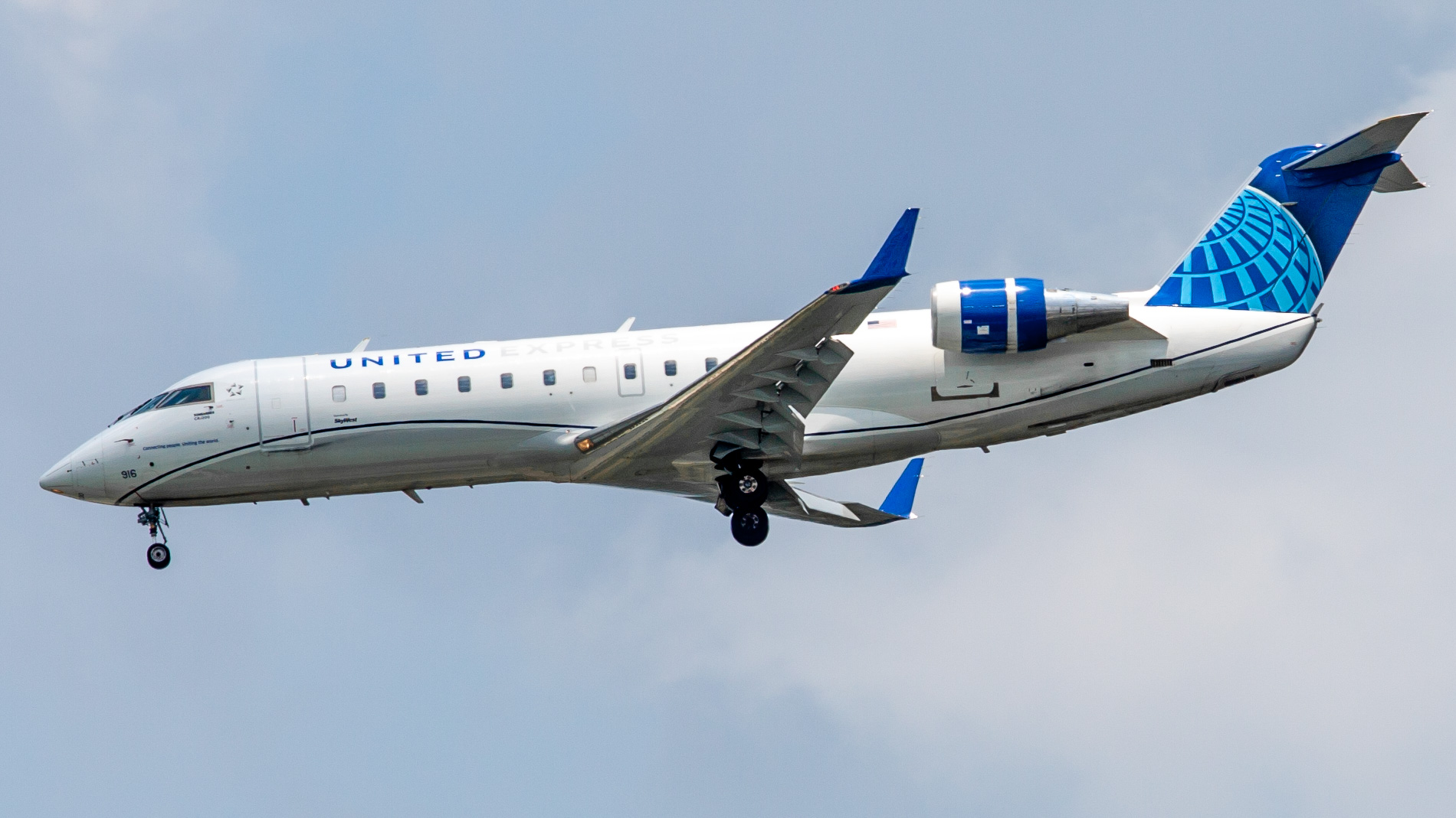 Full size: United Express Mitsubishi CRJ-200 N916EV at Houston-George Bush Intercontinental Airport