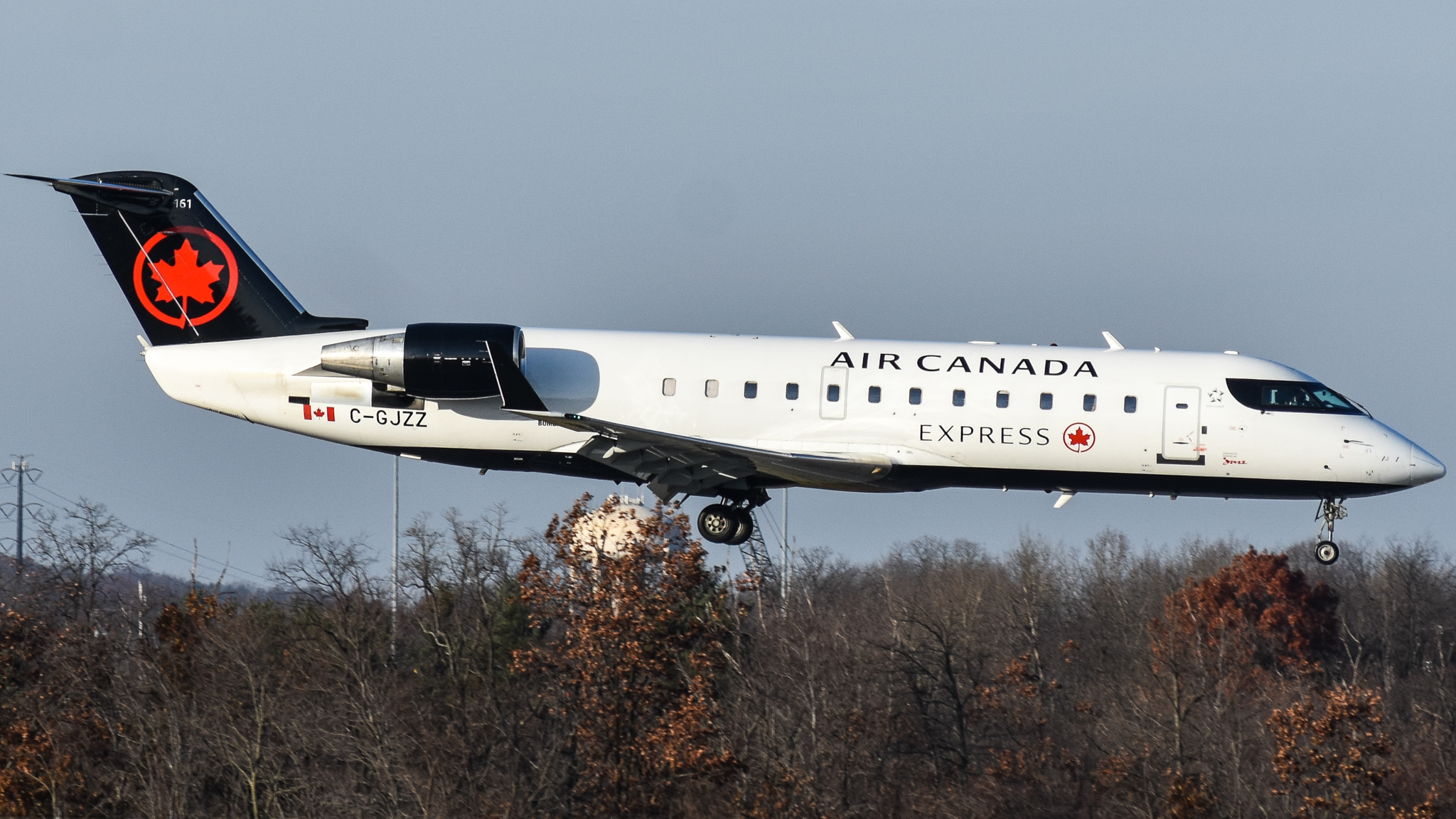 Full size: Jazz Air Mitsubishi CRJ-200 C-GJZZ at Pittsburgh International Airport