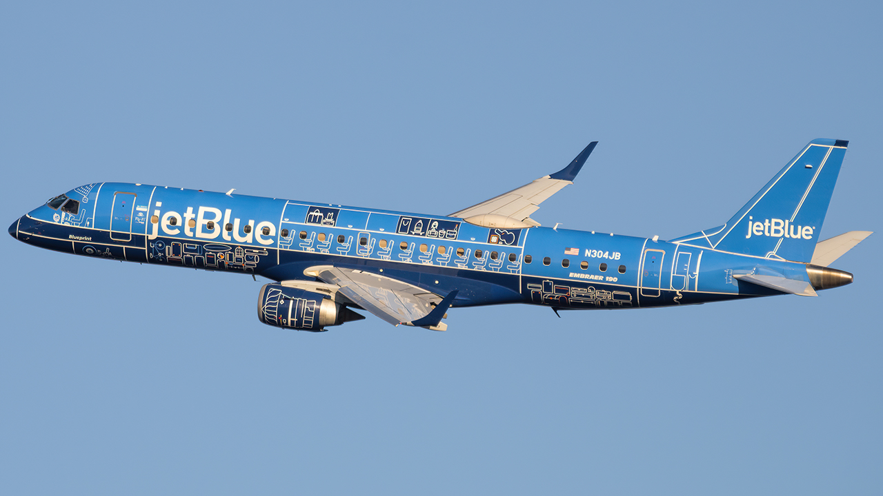 Full size: JetBlue Airways Embraer E190 N304JB at Ronald Reagan National Airport