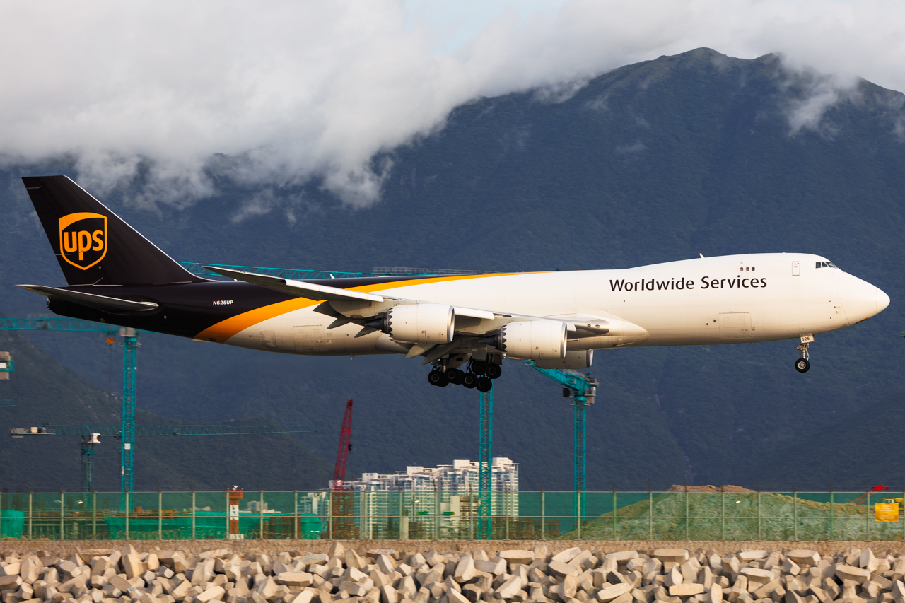 Full size: United Parcel Service Boeing 747-8F N625UP at Hong Kong International Airport