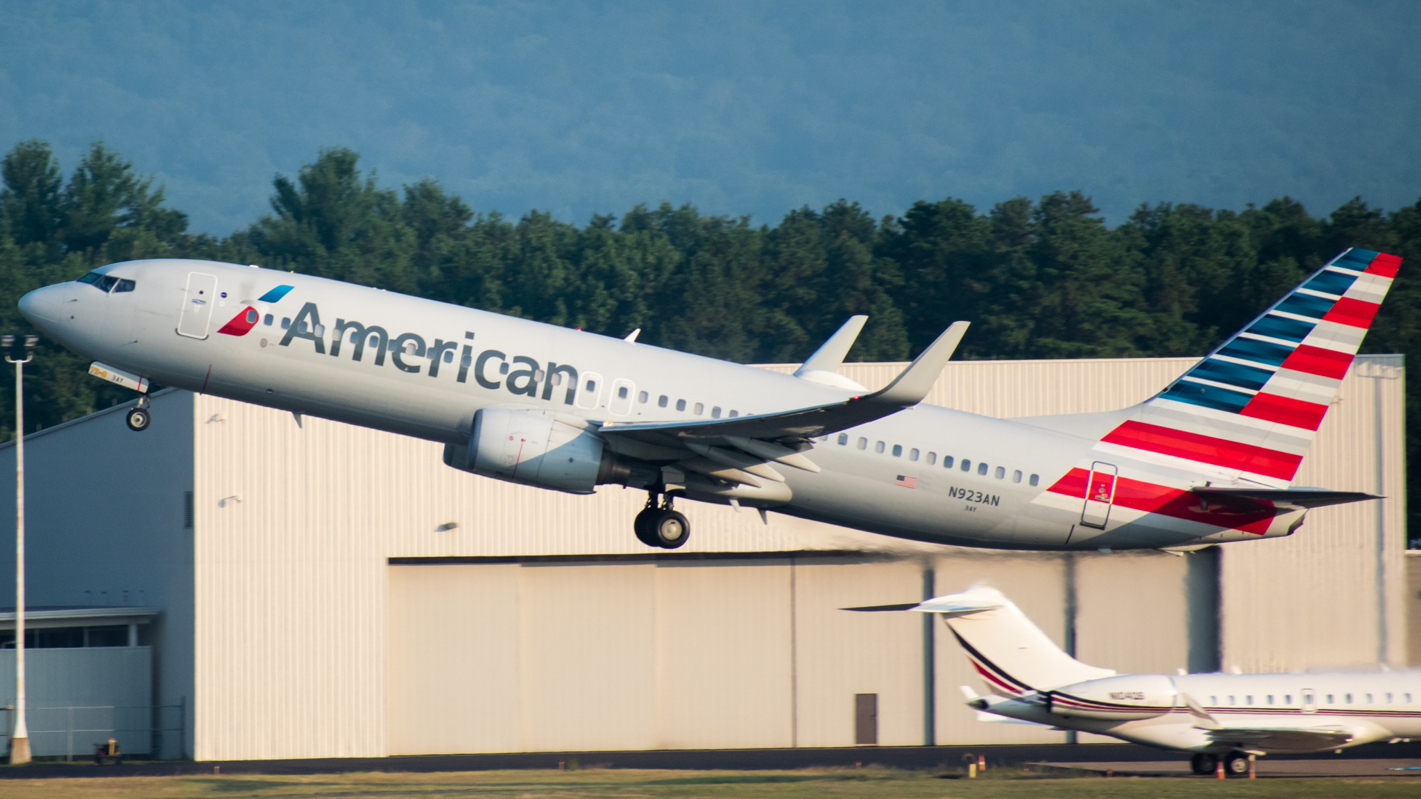 Full size: American Airlines Boeing 737-800 N923AN at Bradley International Airport