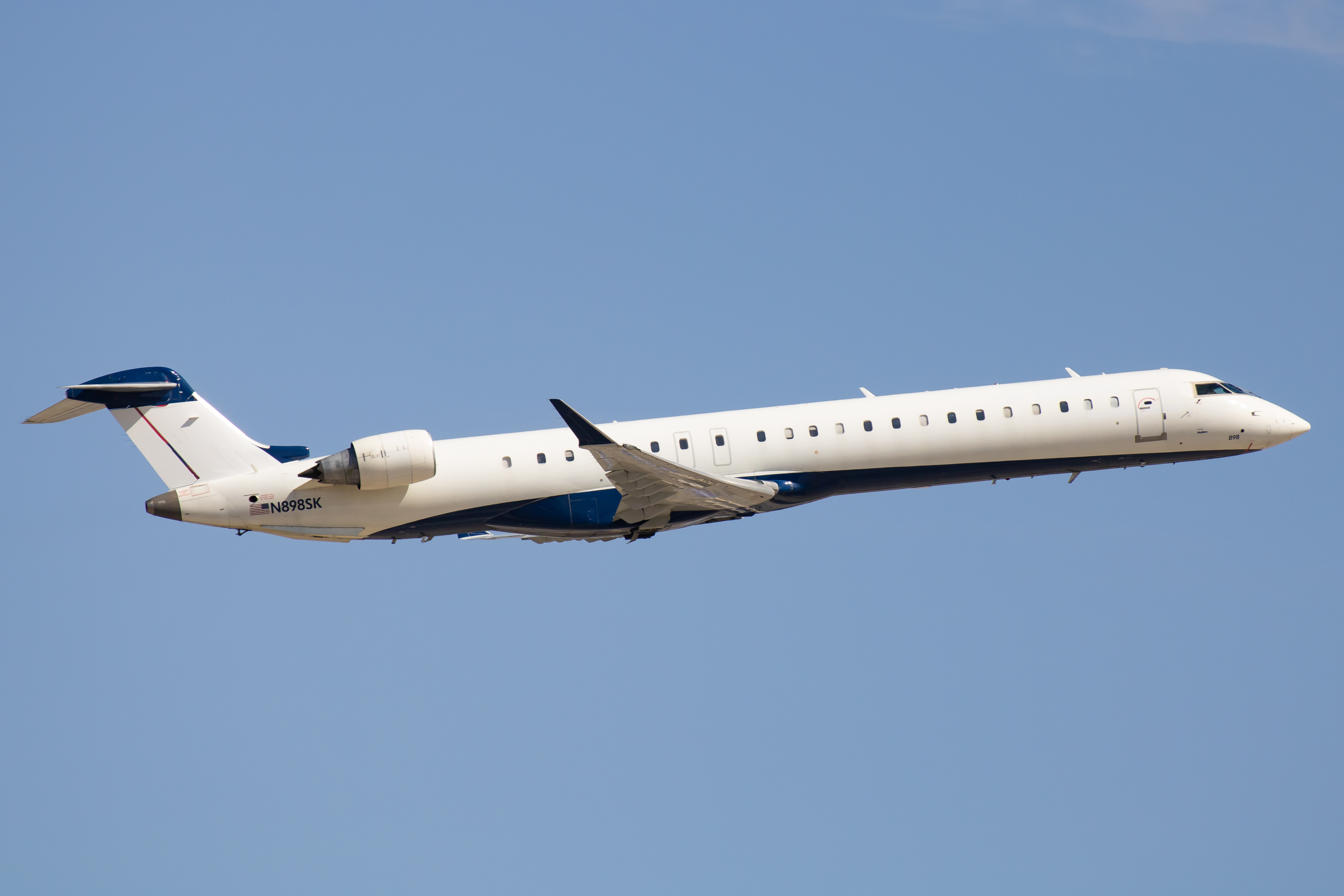 Full size: SkyWest Airlines Mitsubishi CRJ-900 N898SK at Phoenix Sky Harbor International Airport