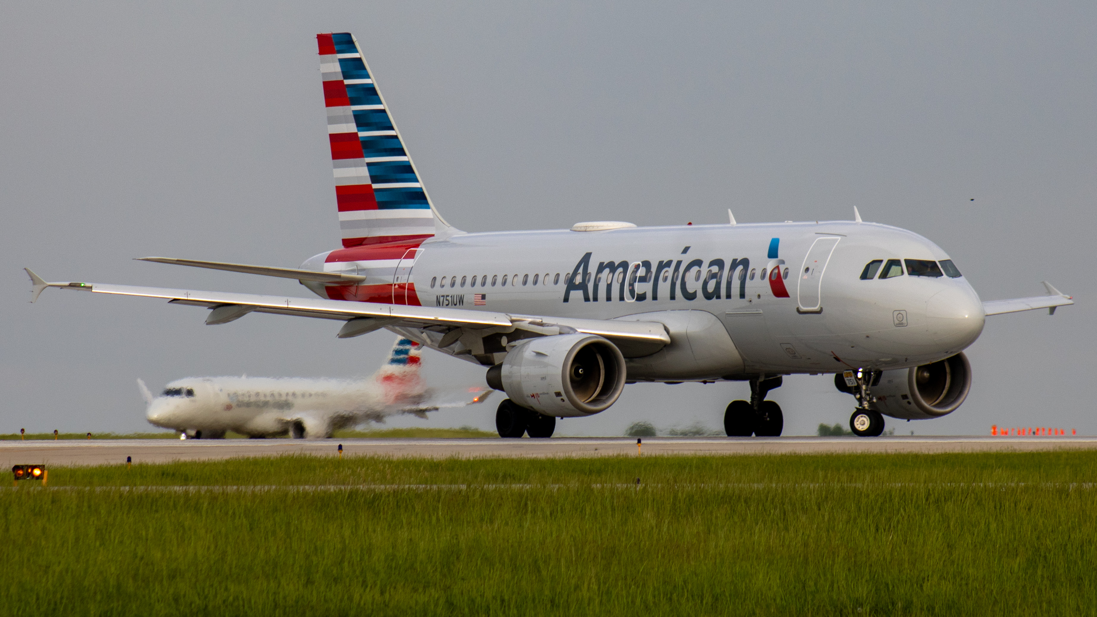 Full size: American Airlines Airbus A319 N751UW at Indianapolis International Airport